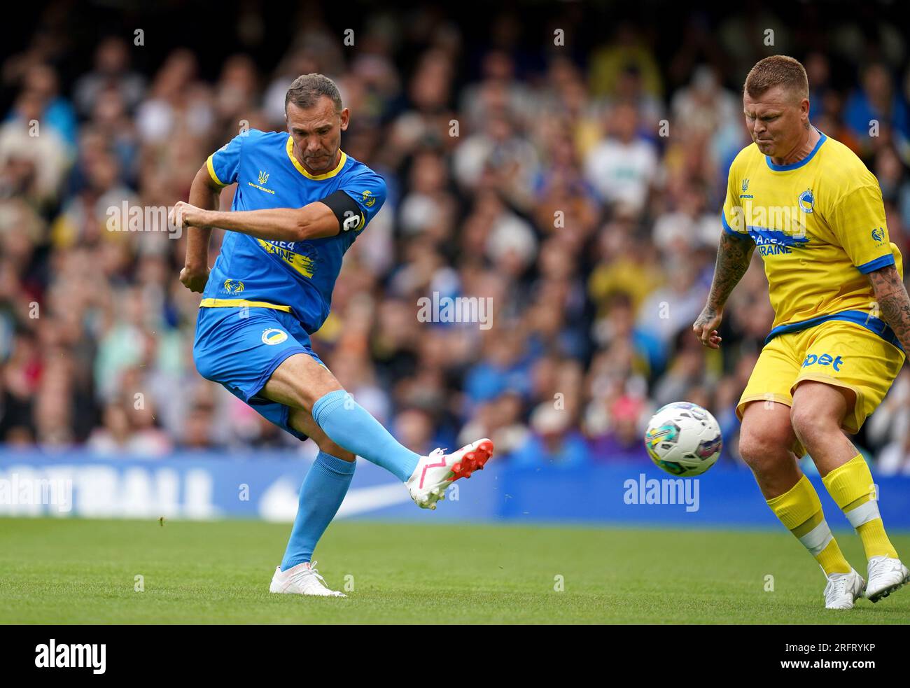 Le capitaine de l'équipe bleue Andriy Shevchenko tire lors du match de Game4Ukraine à Stamford Bridge, Londres. Date de la photo : Samedi 5 août 2023. Banque D'Images