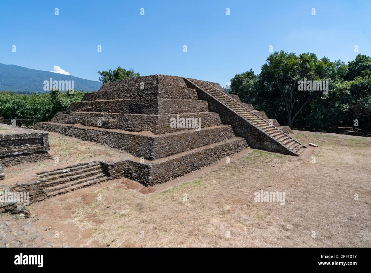 Ancienne pyramide à sept couches dans le site archéologique de Tingambato, Michoacan, Mexique. Le site a été construit autour de 450 par une civilisation indéterminée et fouillé seulement en 1979. Banque D'Images