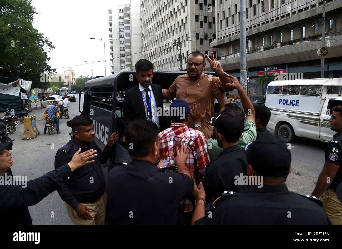 Un fonctionnaire de police rétablit l'accusation de matraque et arrête pour repousser les manifestants lors de la manifestation de protestation de Tehreek-e-Insaf (PTI) contre Imran Khan, ancien Premier ministre et président de PTI arrêté, au club de presse de Karachi, le samedi 5 août 2023. L'avenir politique de l'ancien Premier ministre pakistanais Imran Khan a été mis en doute samedi lorsque la police l'a arrêté chez lui après qu'un tribunal l'ait condamné à trois ans de prison pour dissimulation d'avoirs. Crédit : Asianet-Pakistan/Alamy Live News Banque D'Images