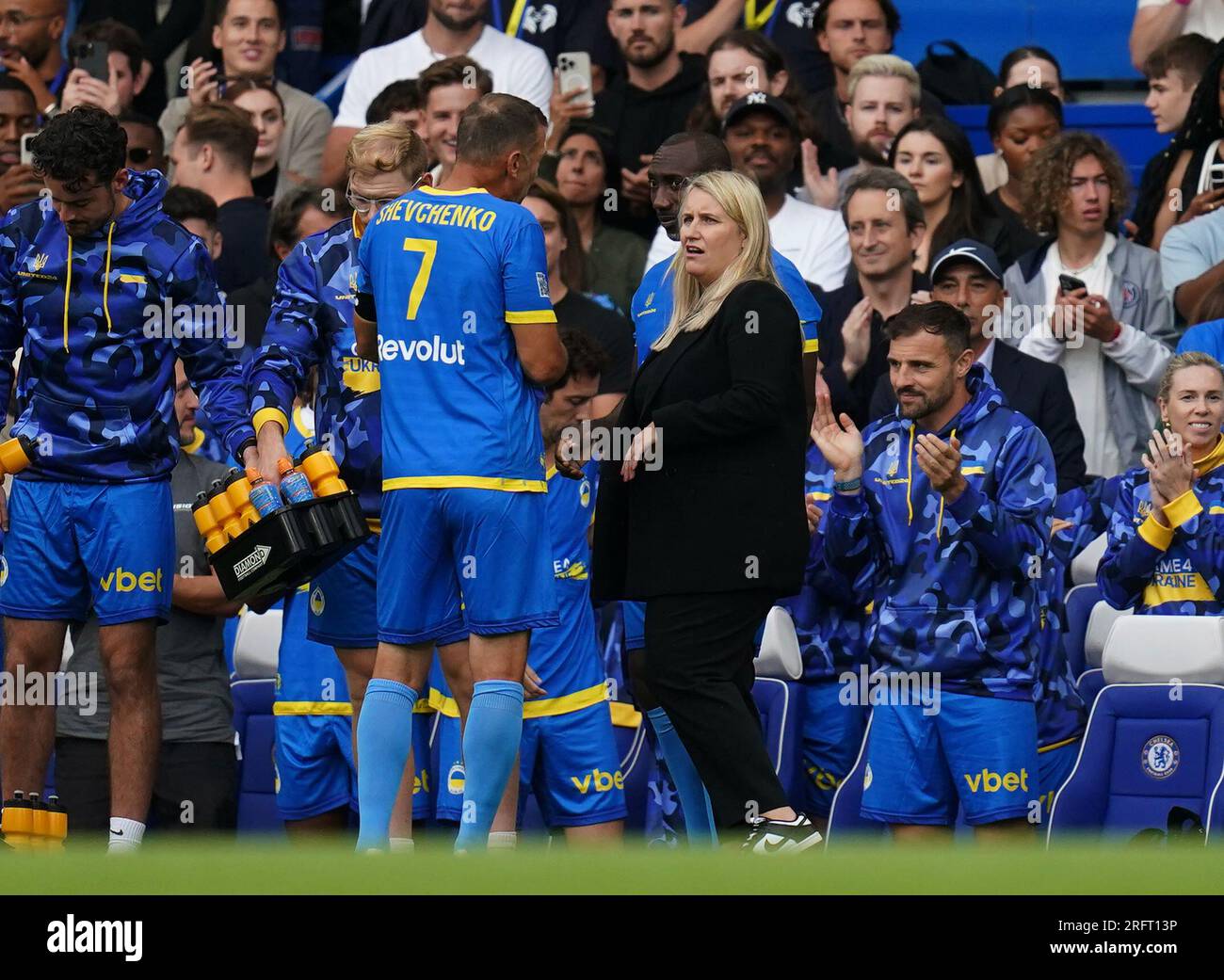 Le capitaine de l'équipe bleue Andriy Shevchenko avec l'entraîneur Emma Hayes lors du match de Game4Ukraine à Stamford Bridge, Londres. Date de la photo : Samedi 5 août 2023. Banque D'Images
