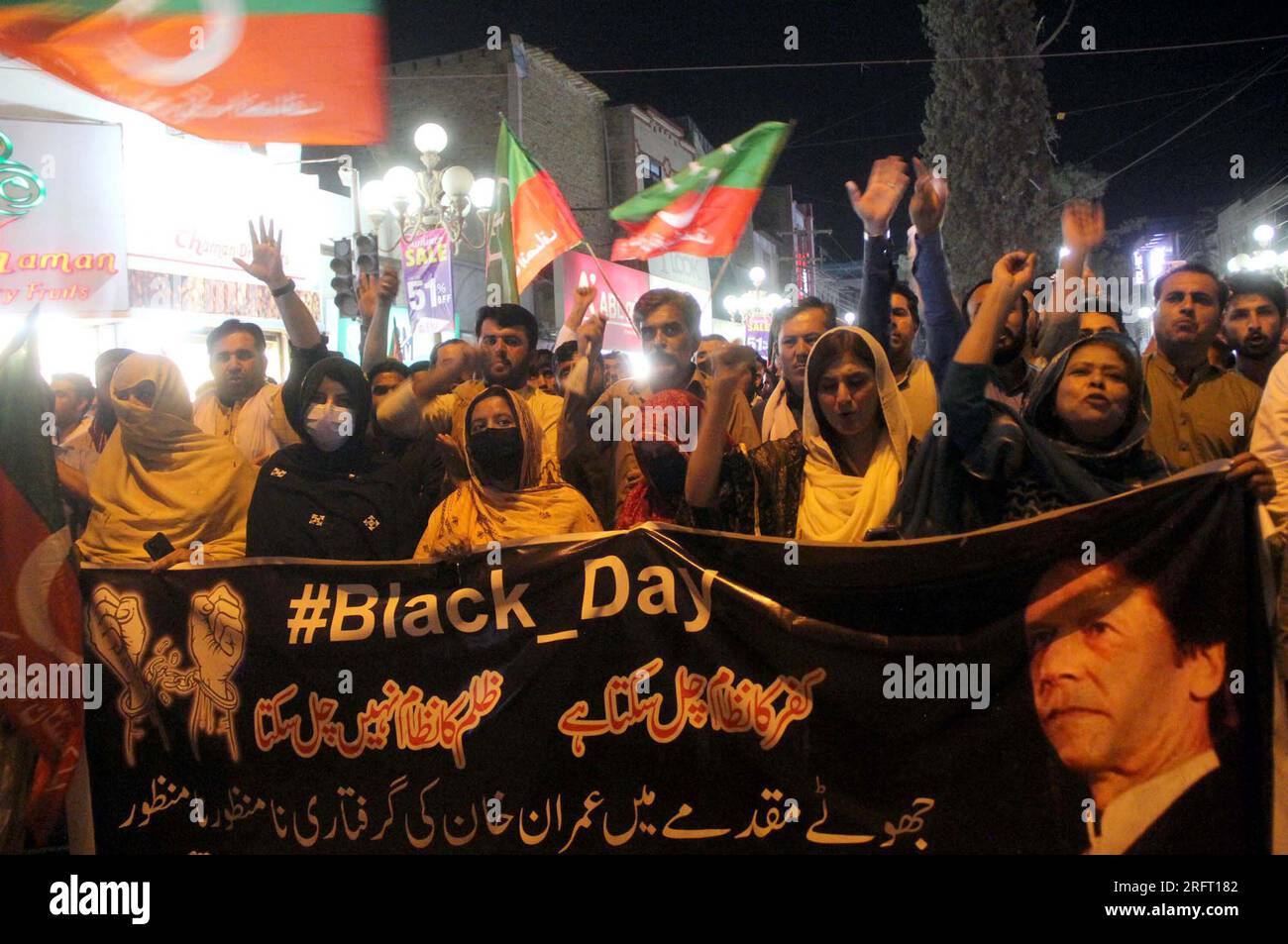 Des membres du Tehreek-e-Insaf (PTI) organisent une manifestation de protestation contre Imran Khan, ancien Premier ministre et président du PTI arrêté, à Manan Chowk à Quetta, le samedi 5 août 2023. L'avenir politique de l'ancien Premier ministre pakistanais Imran Khan a été mis en doute samedi lorsque la police l'a arrêté chez lui après qu'un tribunal l'ait condamné à trois ans de prison pour dissimulation d'avoirs. Crédit : Asianet-Pakistan/Alamy Live News Banque D'Images