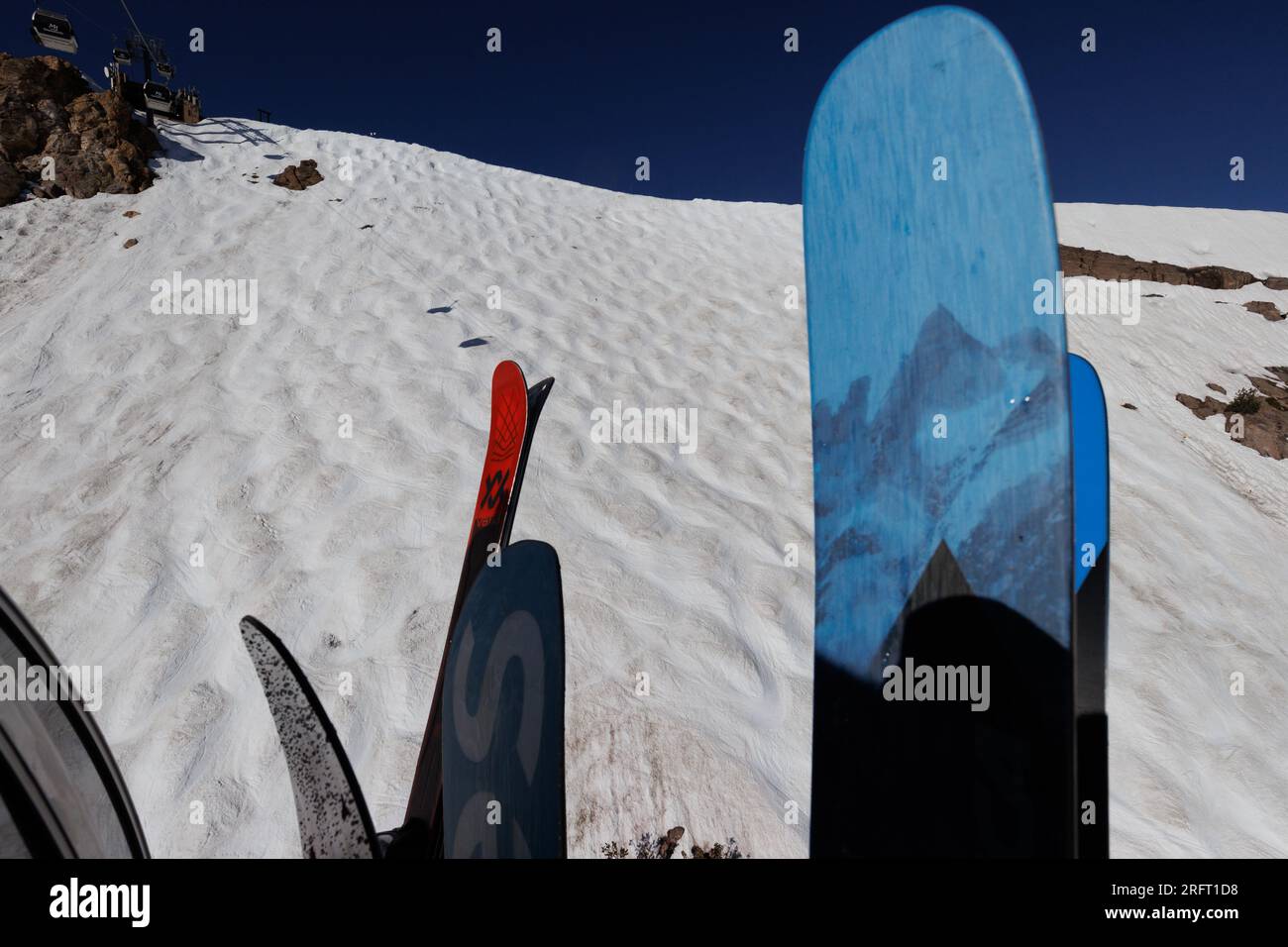 Mammoth Lakes, Californie. 4 juillet 2023. Ski de neige vu d'une télécabine traversant la piste de ski Climax à Mammoth Mountain ski Resort sur un da d'été clair Banque D'Images