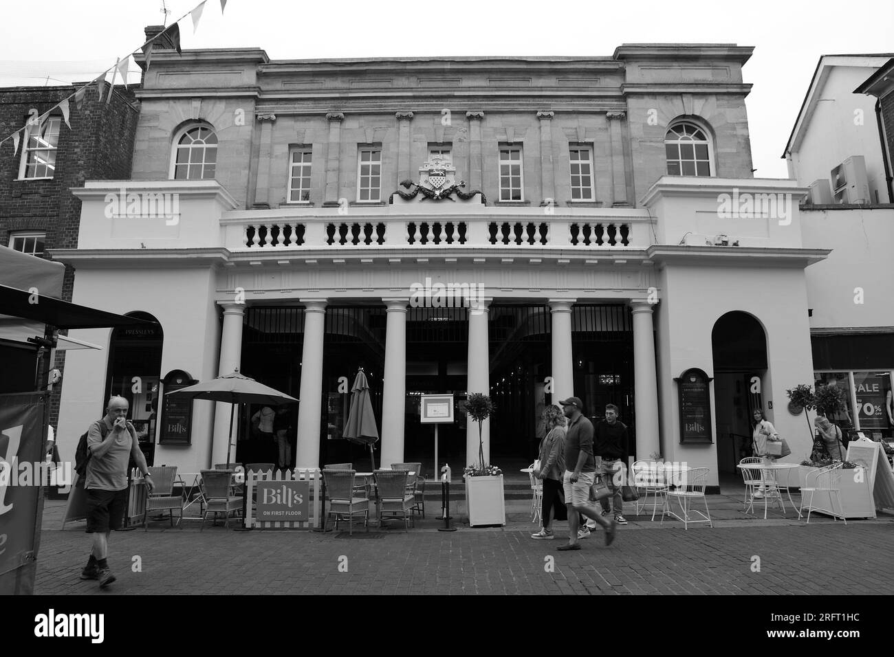 Situé dans North Street, Chichester, le marché au beurre offre au visiteur un choix délicieux de points de vente. Banque D'Images