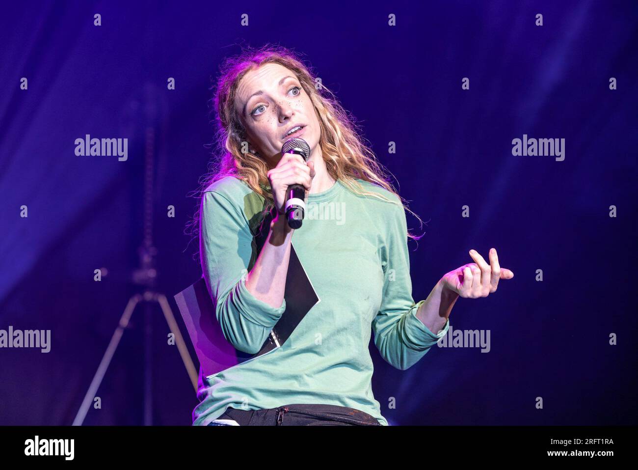 Édimbourg Pleasance, Royaume-Uni. 05 août 2023 photo : Lucy McCormick est de retour avec son émission catastrophique de concept moyen la plus ambitieuse à ce jour. Rejoignez Lucy alors qu'elle dévoile son ensemble cabaret tente spectaculaire… Malheureusement, elle n'a pas d'amis, pas d'argent, et pas de tente.. Le gala d'ouverture de Pleasance célèbre sa 38e année avec les moments forts de certains des spectacles du programme Edinburgh Fringe 2023. Crédit : Rich Dyson/Alamy Live News Banque D'Images