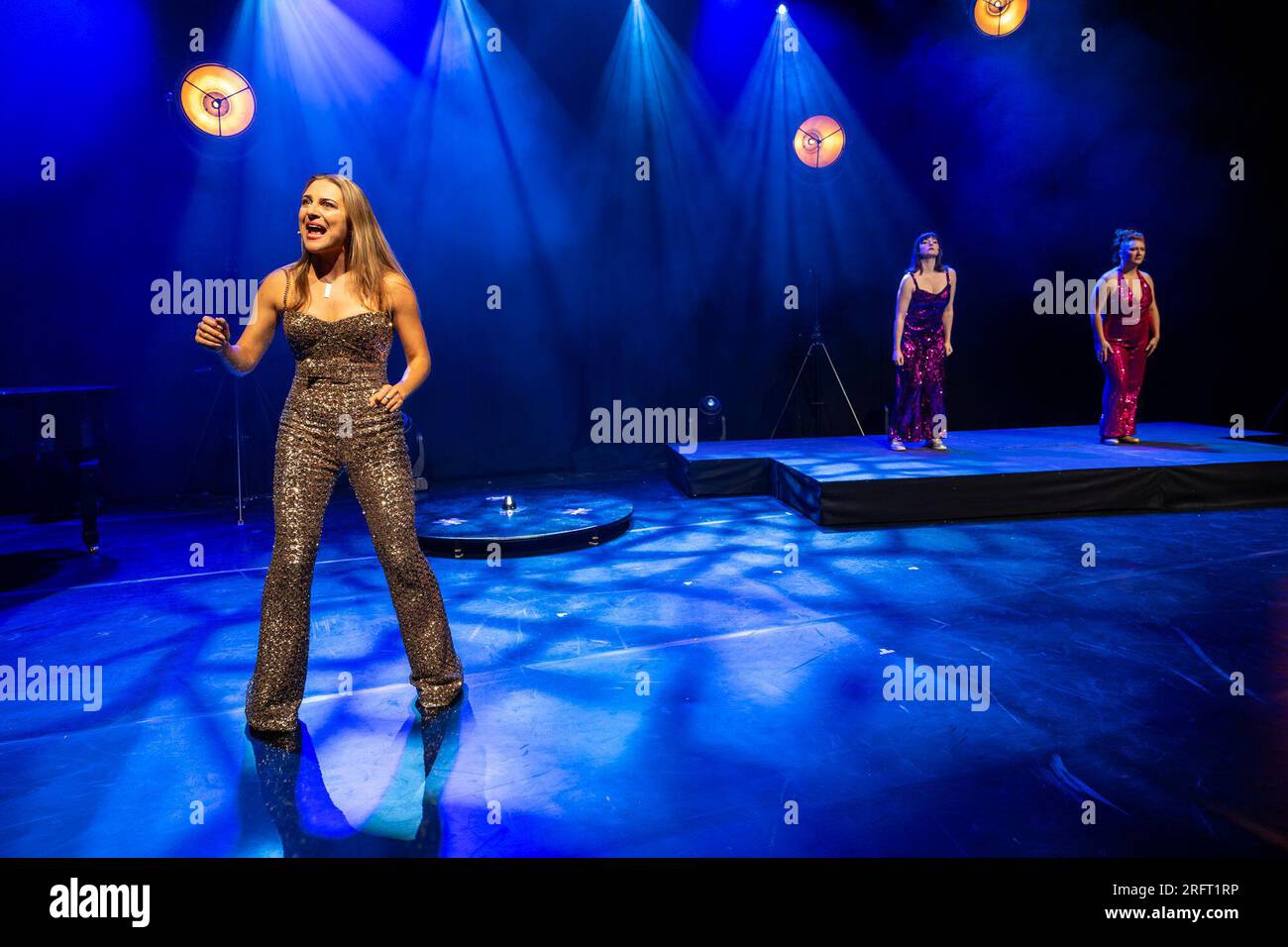 Édimbourg Pleasance, Royaume-Uni. 05 août, 2023 photographié : Flat & the Curves, les finalistes du Chortle Award 2023 apportent leur cabaret de comédie scintillant au public de Pleasance. Le gala d'ouverture de Pleasance célèbre sa 38e année avec les moments forts de certains des spectacles du programme Edinburgh Fringe 2023. Crédit : Rich Dyson/Alamy Live News Banque D'Images