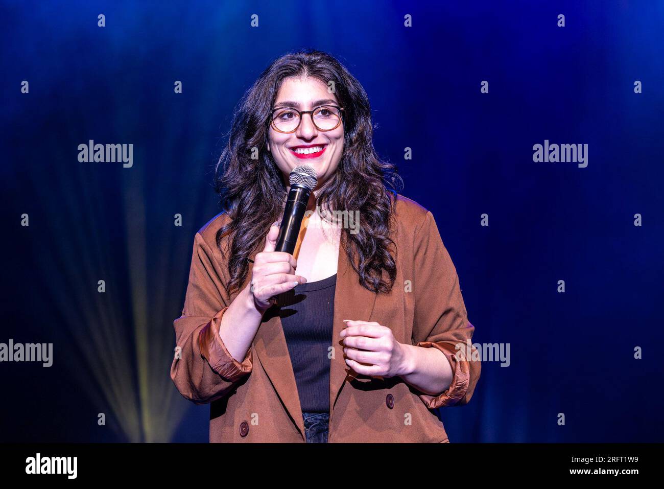 Édimbourg Pleasance, Royaume-Uni. 05 août 2023 photo : après sa première tournée à guichets fermés, Celya AB revient avec des histoires de romance, un hologramme et une expérience de mort imminente. Le gala d'ouverture de Pleasance célèbre sa 38e année avec les moments forts de certains des spectacles du programme Edinburgh Fringe 2023. Le réalisateur Anthony Anderson a souligné comment les jeunes plantes doivent être nourries pour pousser, par analogie avec la continuation des arts et de la planète. Crédit : Rich Dyson/Alamy Live News Banque D'Images