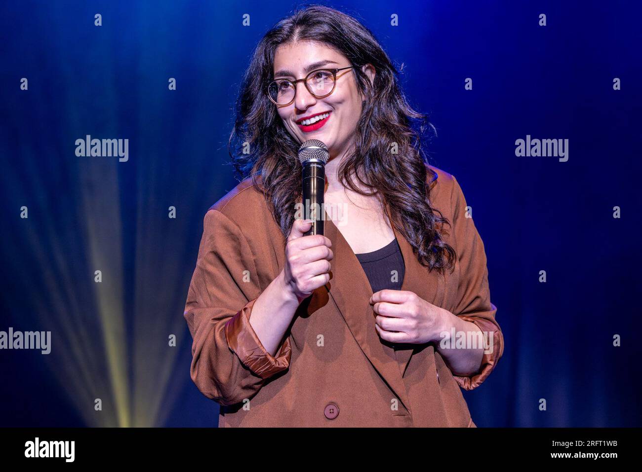 Édimbourg Pleasance, Royaume-Uni. 05 août 2023 photo : après sa première tournée à guichets fermés, Celya AB revient avec des histoires de romance, un hologramme et une expérience de mort imminente. Le gala d'ouverture de Pleasance célèbre sa 38e année avec les moments forts de certains des spectacles du programme Edinburgh Fringe 2023. Le réalisateur Anthony Anderson a souligné comment les jeunes plantes doivent être nourries pour pousser, par analogie avec la continuation des arts et de la planète. Crédit : Rich Dyson/Alamy Live News Banque D'Images