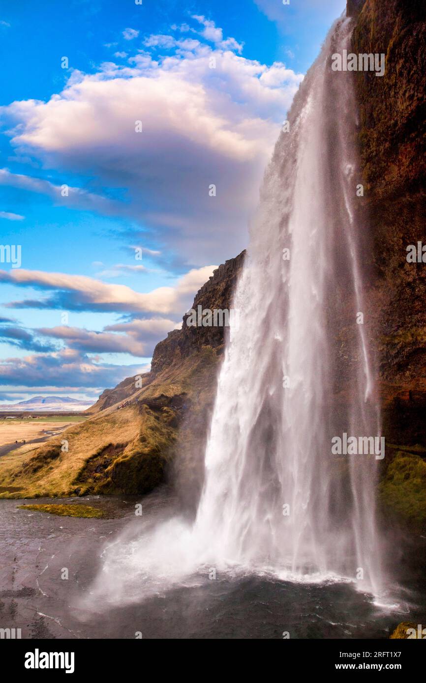 Seljelandsfoss, l'une des cascades les plus célèbres d'Islande, vous pouvez vous promener à l'arrière de celle-ci, entre l'eau et le rocher. Banque D'Images