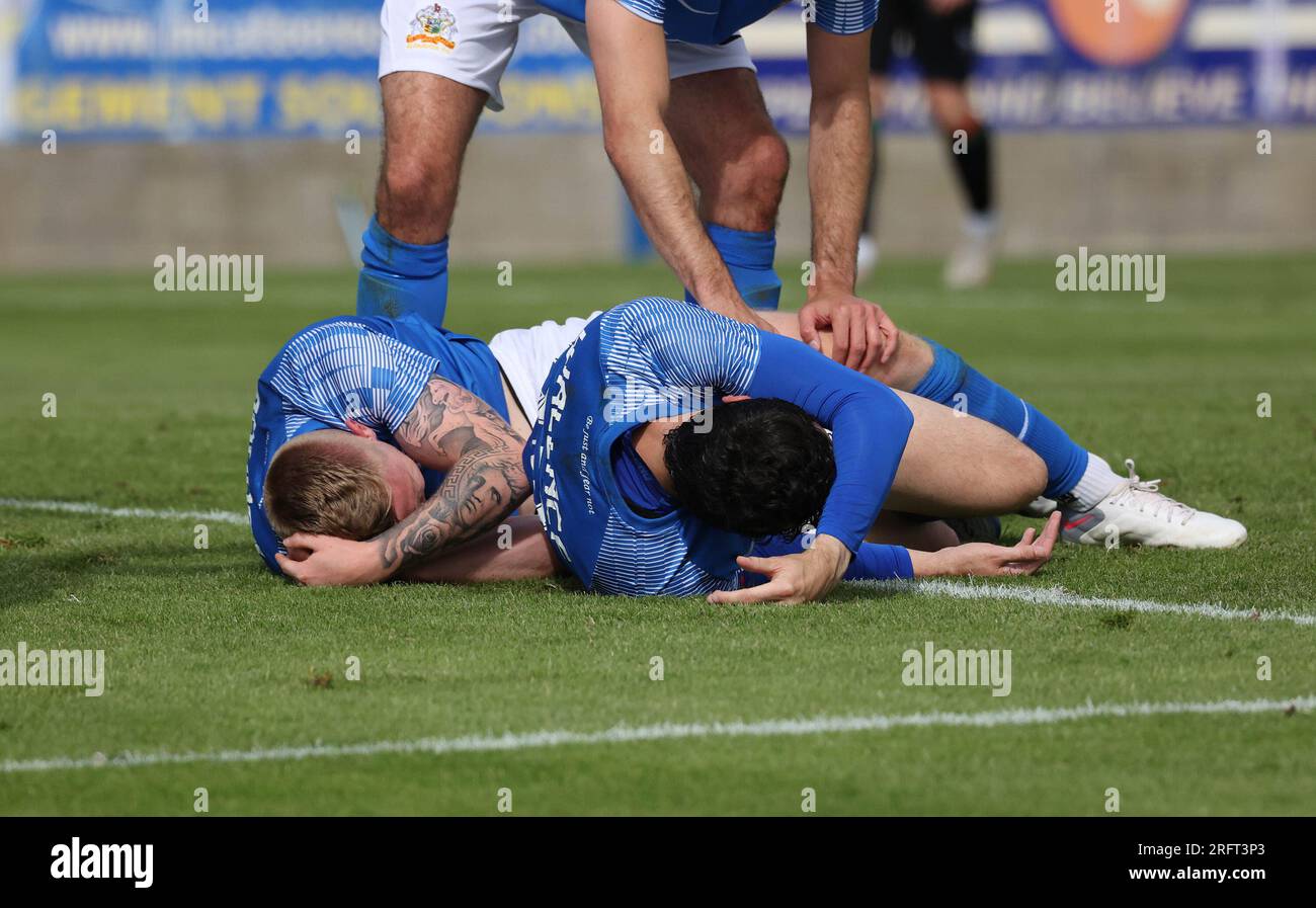 Mourneview Park, Lurgan, comté d'Armagh, Irlande du Nord, Royaume-Uni. 05 août 2023. Sports Direct Premiership – Glenavon v Glentoran, ouverture de la saison Premiership. Action du match d'aujourd'hui à Mourneview Park (Glenavon en bleu). Deux joueurs de Glenavon blessés avant que Glentoran marque depuis le redémarrage. Crédit : CAZIMB/Alamy Live News. Banque D'Images