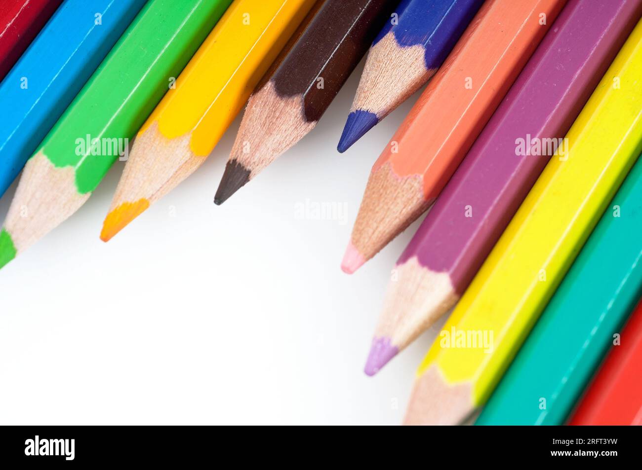 Les crayons de couleur sont des outils éducatifs et de jeu indispensables pour les enfants et les étudiants, ainsi que des documents d'écriture, de dessin et éducatifs utilisés par Banque D'Images