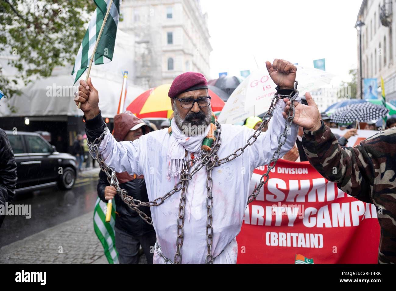 Londres, Royaume-Uni. 05 août 2023. Un manifestant est vu avec des chaînes métalliques sur son corps comme un symbole de l'emprisonnement politique de Yasin Malik par le gouvernement indien. Les communautés cachemiriennes de Londres se sont rassemblées pour protester contre l'emprisonnement politique de Yasin Malik du Front de libération du Jammu-Cachemire par le gouvernement indien. (Photo de Hesther ng/SOPA Images/Sipa USA) crédit : SIPA USA/Alamy Live News Banque D'Images