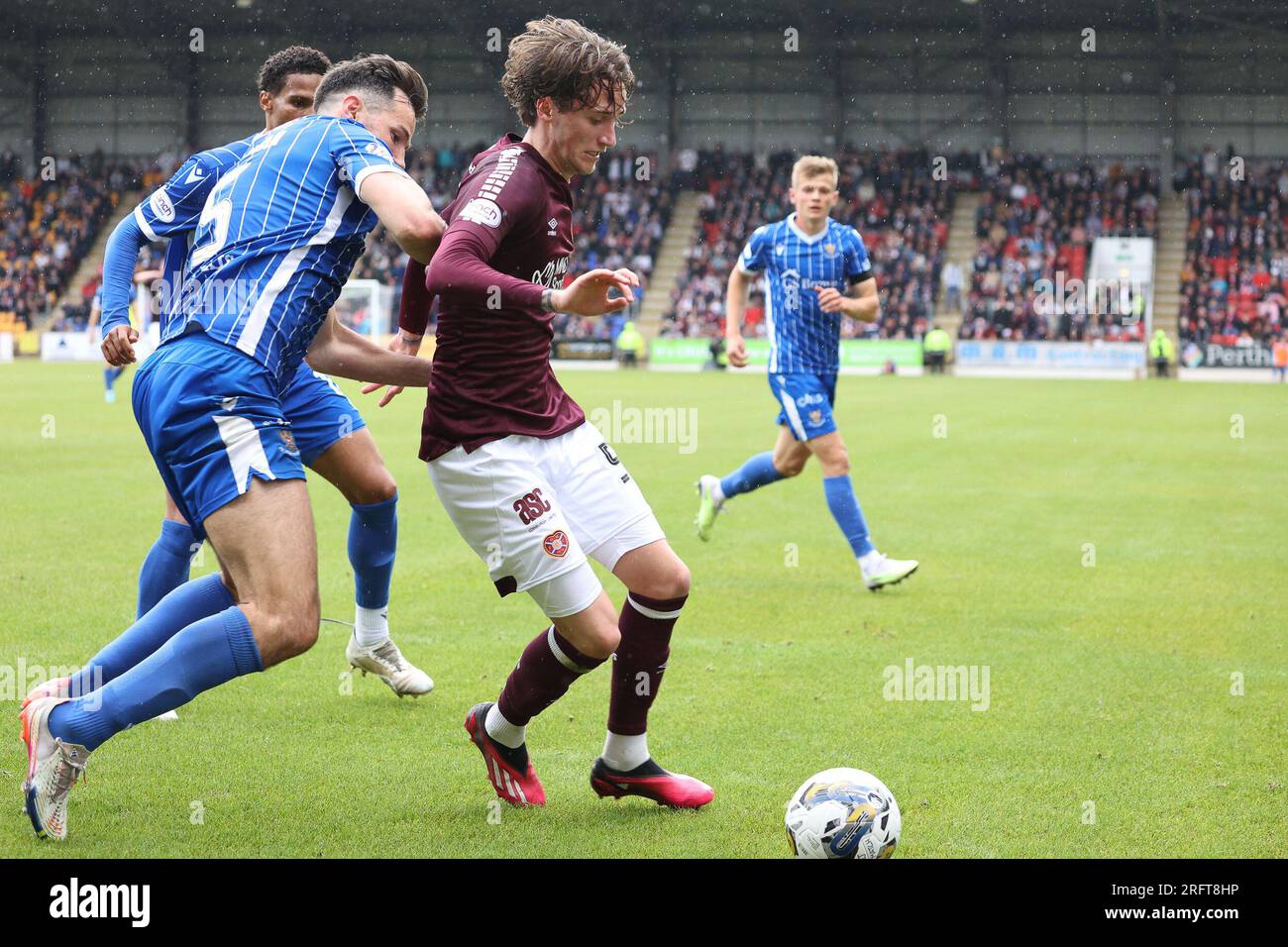 Edimbourg, Royaume-Uni. 05 août 2023. McDiairmid Park. Perth. Écosse. St Johnstone v Hearts. 5 août 2023. Pendant le match Cinch Premiership entre St Johnstone et Hearts, Hearts Alex Lowrie, prêté par Rangers, a fait des débuts impressionnants (crédit photo : David Mollison/Alamy Live News Banque D'Images