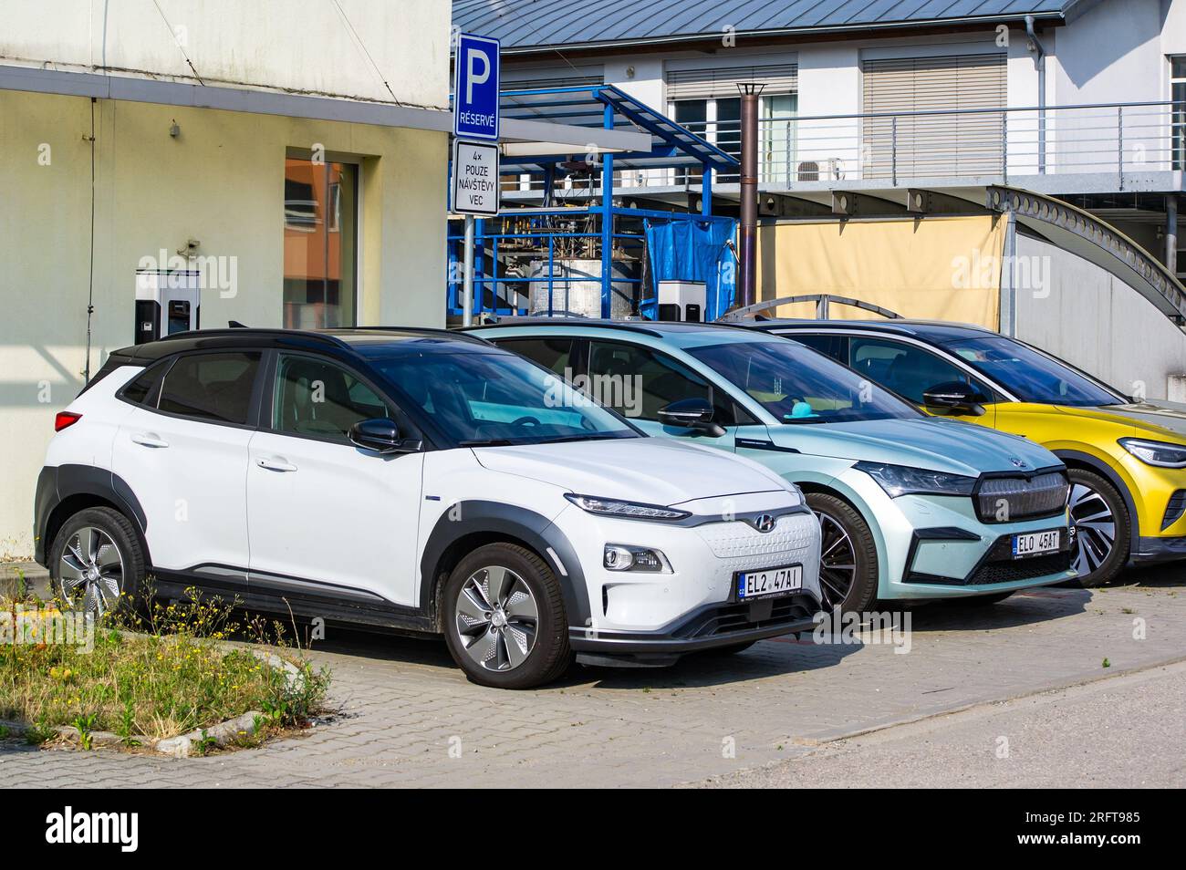 OSTRAVA, RÉPUBLIQUE TCHÈQUE - 10 JUILLET 2023 : les voitures électriques Hyundai Kona, Skody Enyag et Volkswagen ID.4 se chargent à l'Université technique VSB d'Ostrava Banque D'Images