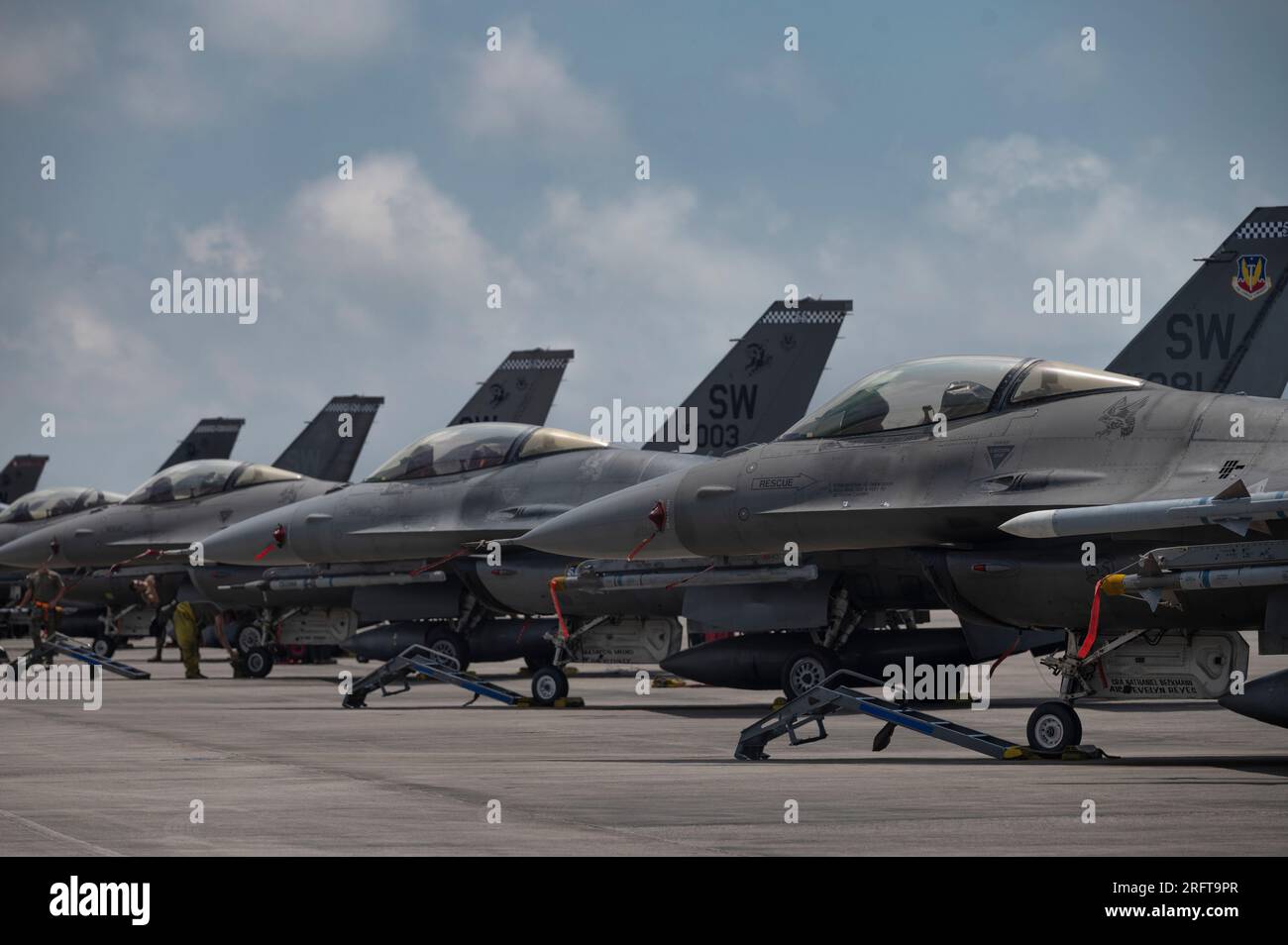 Une flotte de F-16 Fighting Falcons de l'US Air Force sur la ligne de vol à Tyndall AFB, Floride, le 17 mai 2023. Photo de l'aviateur Tiffany Del Oso Banque D'Images