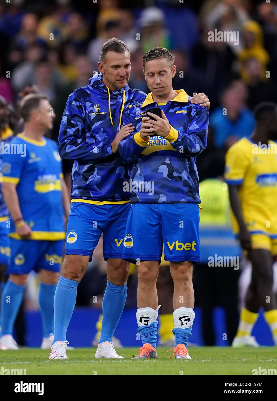 Le capitaine de l'équipe bleue Andriy Shevchenko (à gauche) avec Russell Howard après le match de Game4Ukraine à Stamford Bridge, Londres. Date de la photo : Samedi 5 août 2023. Banque D'Images