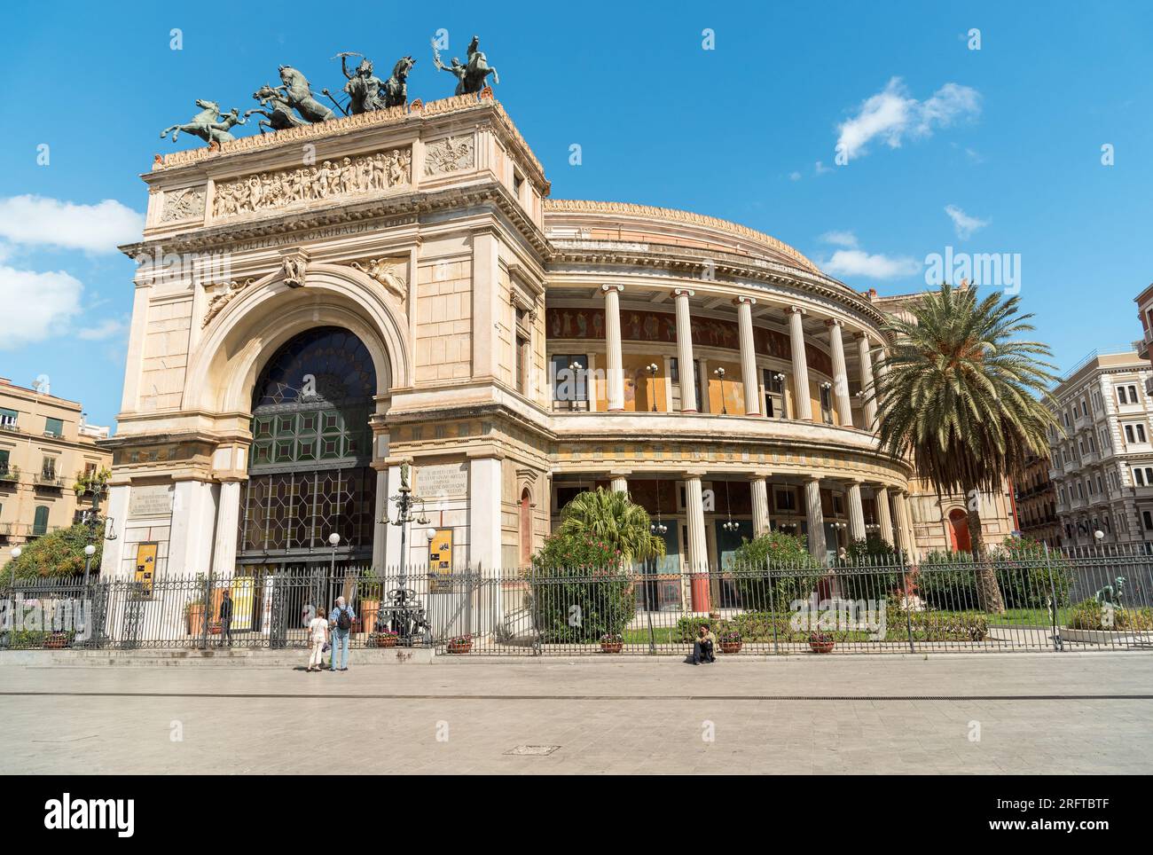 Palerme, Sicile, Italie - 7 octobre 2017 : vue du théâtre Politeama Garibaldi, situé sur la Piazza Ruggero Settimo à Palerme, Sicile, Italie Banque D'Images