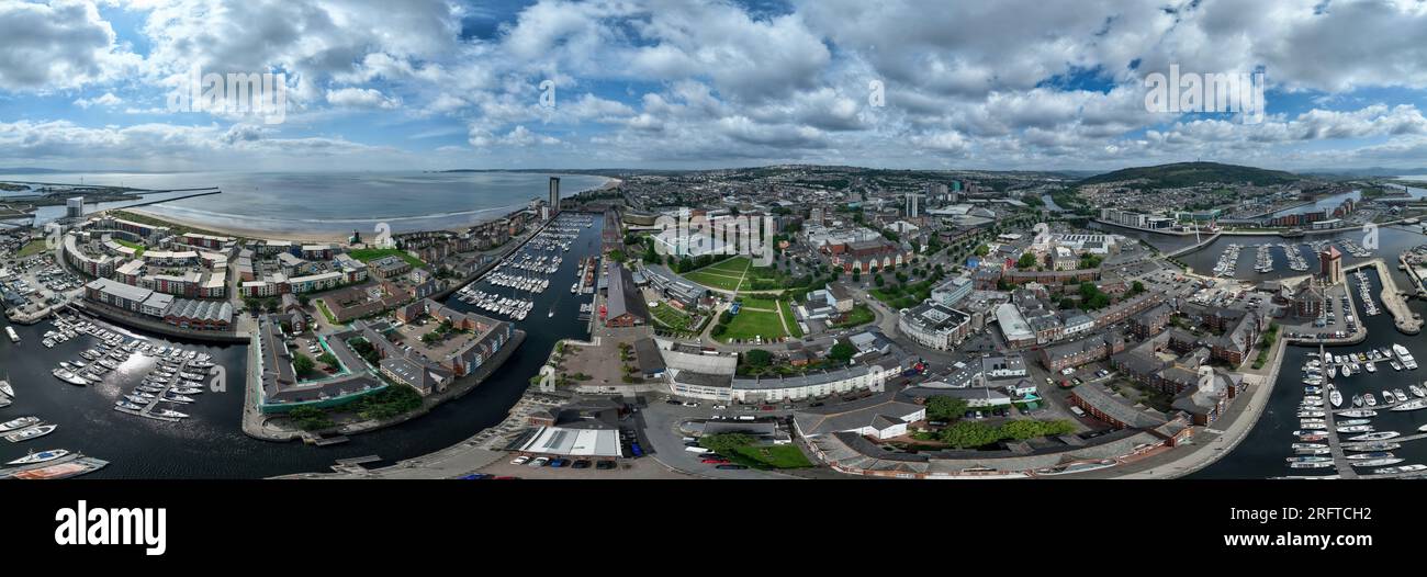 Editorial Swansea, Royaume-Uni - 04 août 2023 : vue panoramique par drone de Swansea City dans le sud du pays de Galles au Royaume-Uni Banque D'Images