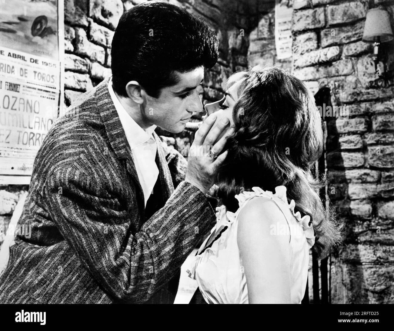 George Chakiris, Janette Scott, sur le plateau du film, "Two and Two Make six", Bryanston films, 1962 Banque D'Images