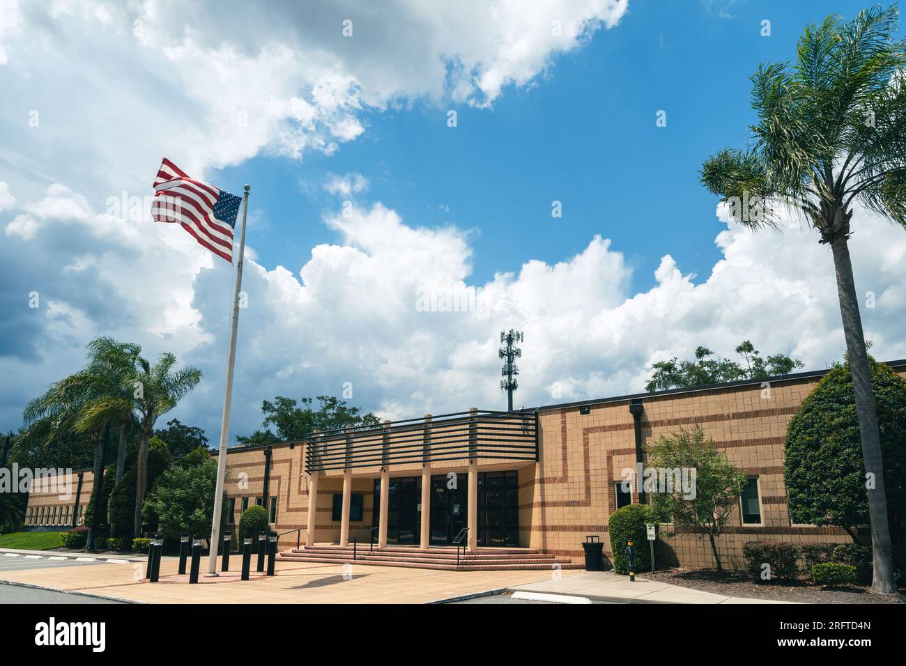 Hôtel de ville Winter Springs Floride drapeau américain Banque D'Images