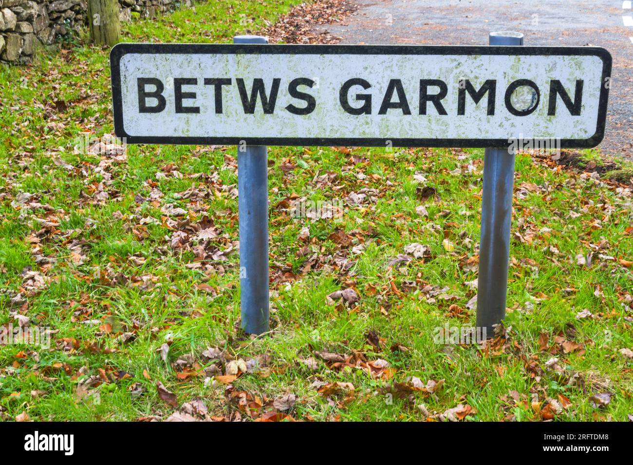Panneau routier à l'entrée de Betws Garmon un village, Gwynedd, Nord, pays de Galles, Royaume-Uni, paysage Banque D'Images