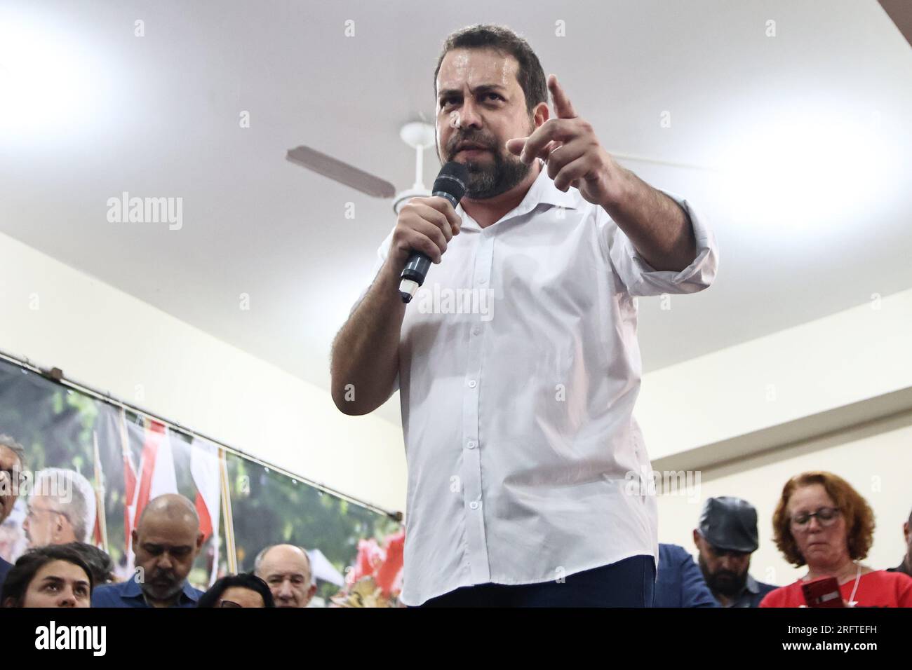 SÃO PAULO, SP - 05.08.2023: APOIO DO PT A BOULOS EM São PAULO - Guilherme Boulos (PSOL) lors d'un acte organisé ce samedi après-midi (05) au Syndicat des employés de la Santé de São Paulo, où le Parti des travailleurs a déclaré soutenir sa candidature à la mairie de São Paulo aux élections de 2024. (Photo : Yuri Murakami/Fotoarena) crédit : Foto Arena LTDA/Alamy Live News Banque D'Images