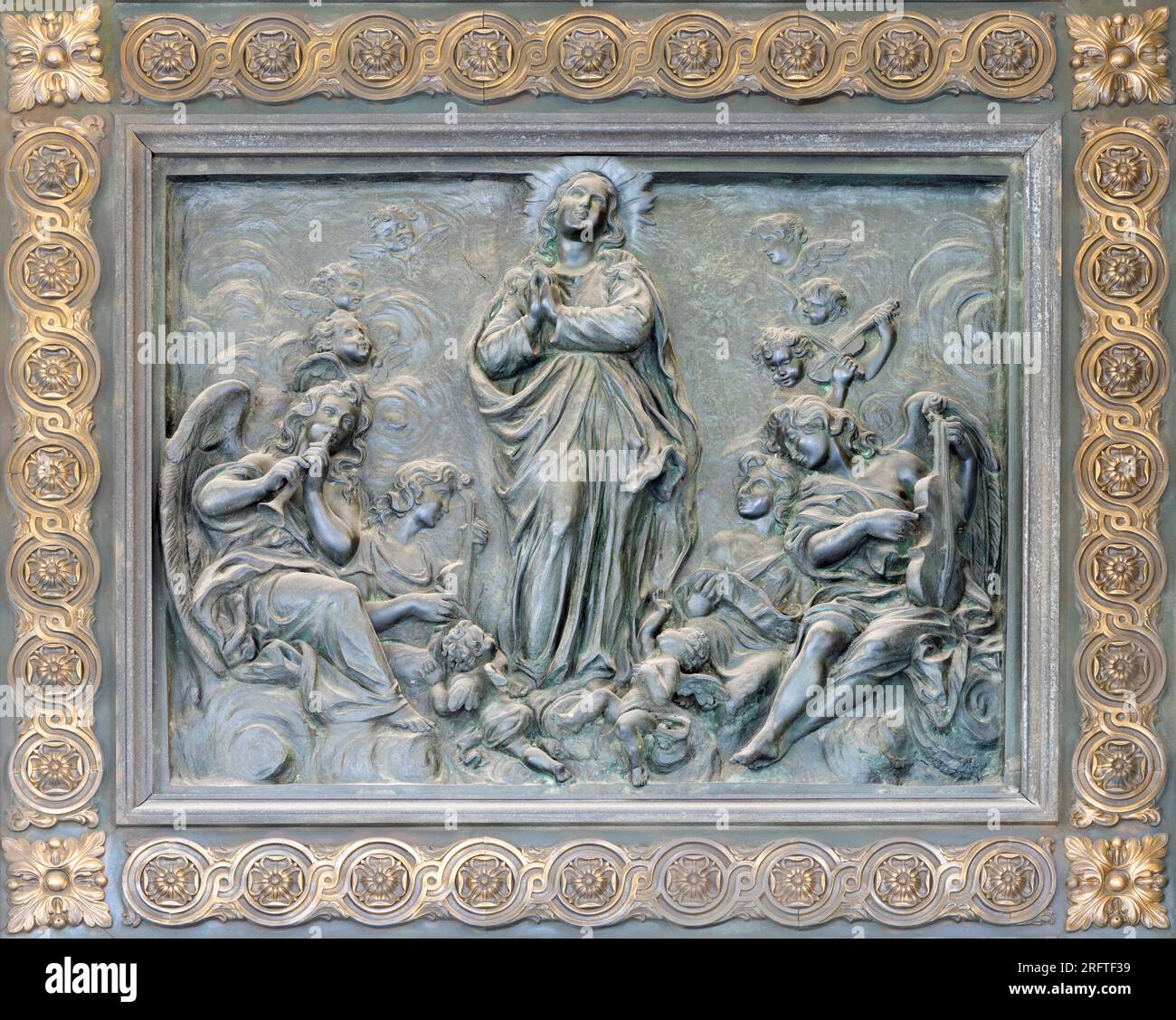 NAPLES, ITALIE - 22 AVRIL 2023 : le relief en bronze de l'Assomption sur la porte de l'église Basilique dell Incoronata Madre del Buon Consiglio de 20. cent. Banque D'Images