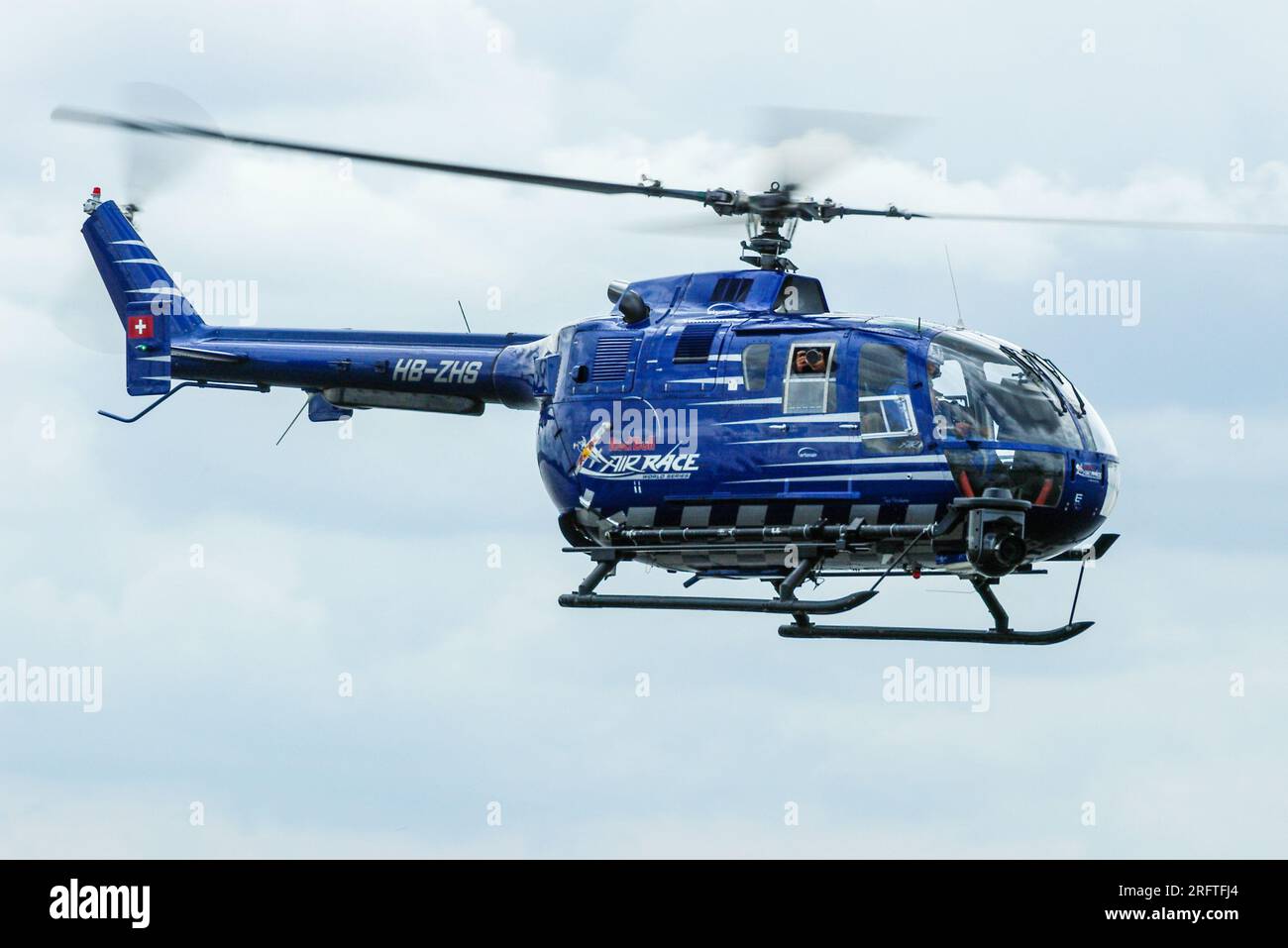 MBB BO-105RCO-4 tournage de la course lors de la Red Bull Air Race 2007 à Docklands, Londres, Royaume-Uni. Banque D'Images