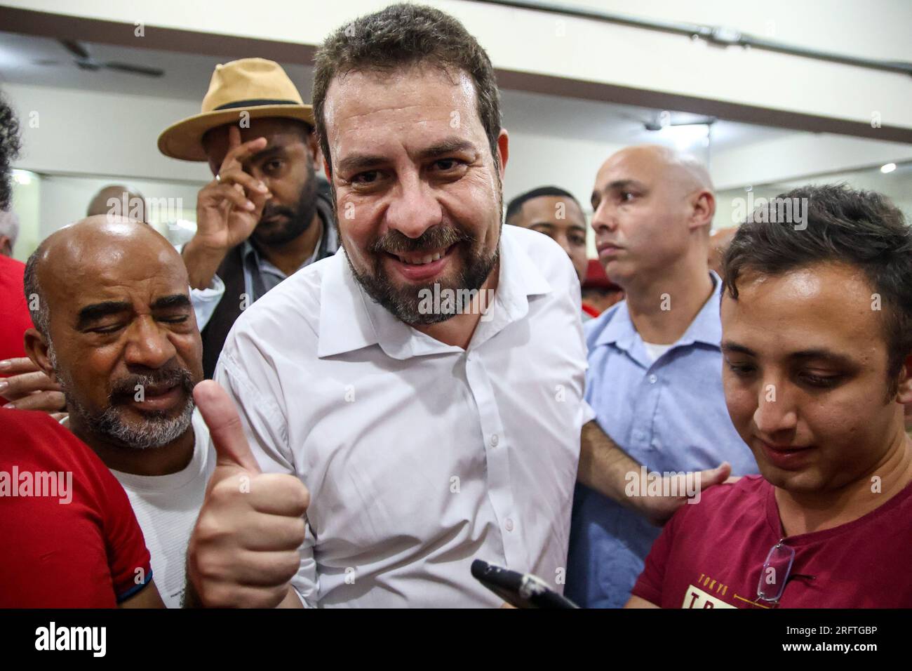 São PAULO, SP - 05.08.2023 : APOIO DO PT A BOULOS EM São PAULO - Guilherme Boulos (PSOL) après un événement organisé ce samedi après-midi (05) au Syndicat des employés de la Santé de São Paulo, où le Parti des travailleurs a déclaré soutenir sa candidature à la mairie de São Paulo aux élections de 2024. (Photo : Yuri Murakami/Fotoarena) crédit : Foto Arena LTDA/Alamy Live News Banque D'Images