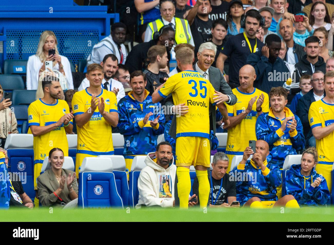 Londres, Royaume-Uni. 5 août 2023. Le Manager de l’équipe Arsene Wenger et Oleksandr Zinchenko lors du match de football caritatif de Game4Ukraine à Stamford Bridge, domicile du Chelsea FC, entre l’ancien attaquant de Chelsea Andriy Shevchenko (bleu) et l’actuel full back d’Arsenal Oleksandr Zinchenko (jaune). Les fonds recueillis soutiendront l’initiative United24 du président ukrainien Volodymyr Zelensky visant à reconstruire des écoles endommagées par l’invasion russe dans toute l’Ukraine. Crédit : Stephen Chung / Alamy Live News Banque D'Images