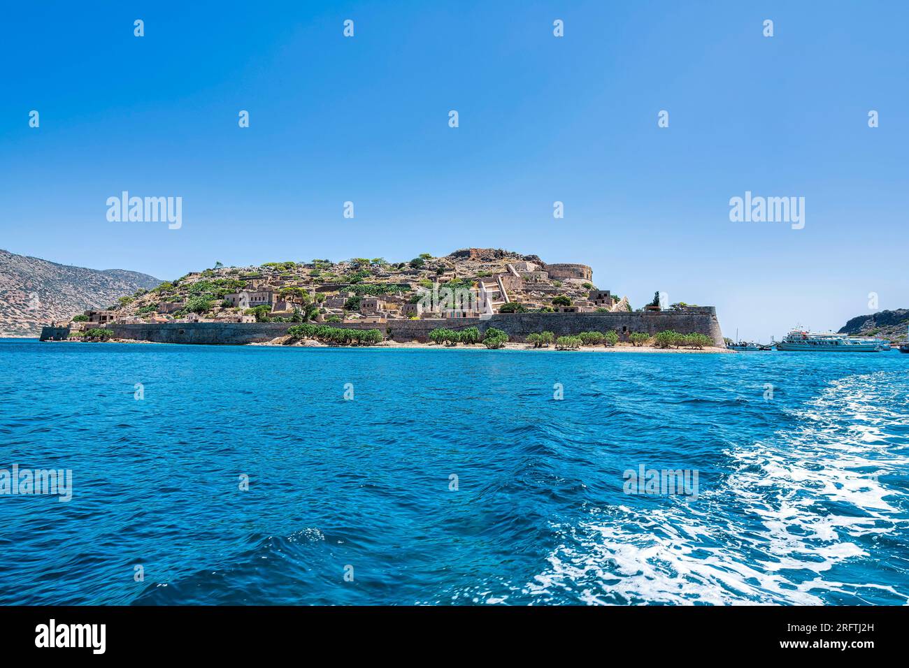 Vue panoramique sur l'île de Spinalonga avec mer calme. Ici se trouvaient des lépreux isolés, humains atteints de la maladie de Hansen, golfe d'Elounda, Crète, Grèce. Banque D'Images