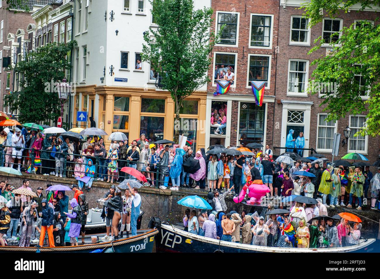 Des milliers de personnes sont vues se rassembler autour du canal pour célébrer les fêtes pendant l'événement. Le Canal Parade commence vers midi et dure tout l'après-midi. Environ 80 bateaux de différentes organisations et organisations à but non lucratif participent à l'événement. Le Canal Parade est ce qui fait la renommée de la gay Pride d'Amsterdam. C'est la couronne de leur festival de deux semaines qui comprend plus de 200 événements. Les bateaux partent du musée Scheepvaart dans la partie orientale du centre-ville en direction de la rivière Amstel. (Photo Ana Fernandez/SOPA Images/Sipa USA) Banque D'Images