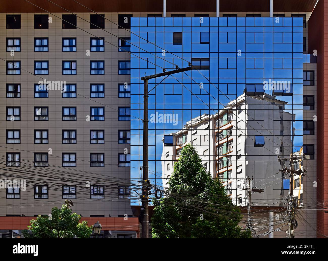 Réflexion de bâtiment sur façade de verre à Petropolis, Rio de Janeiro, Brésil Banque D'Images