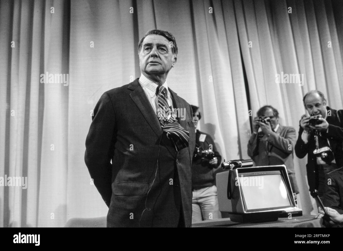 Edwin H. Land - inventeur de la caméra Polaroid Land - présente la caméra vidéo instantanée Polaroid Polavision. Photo de Bernard Gotfryd Banque D'Images