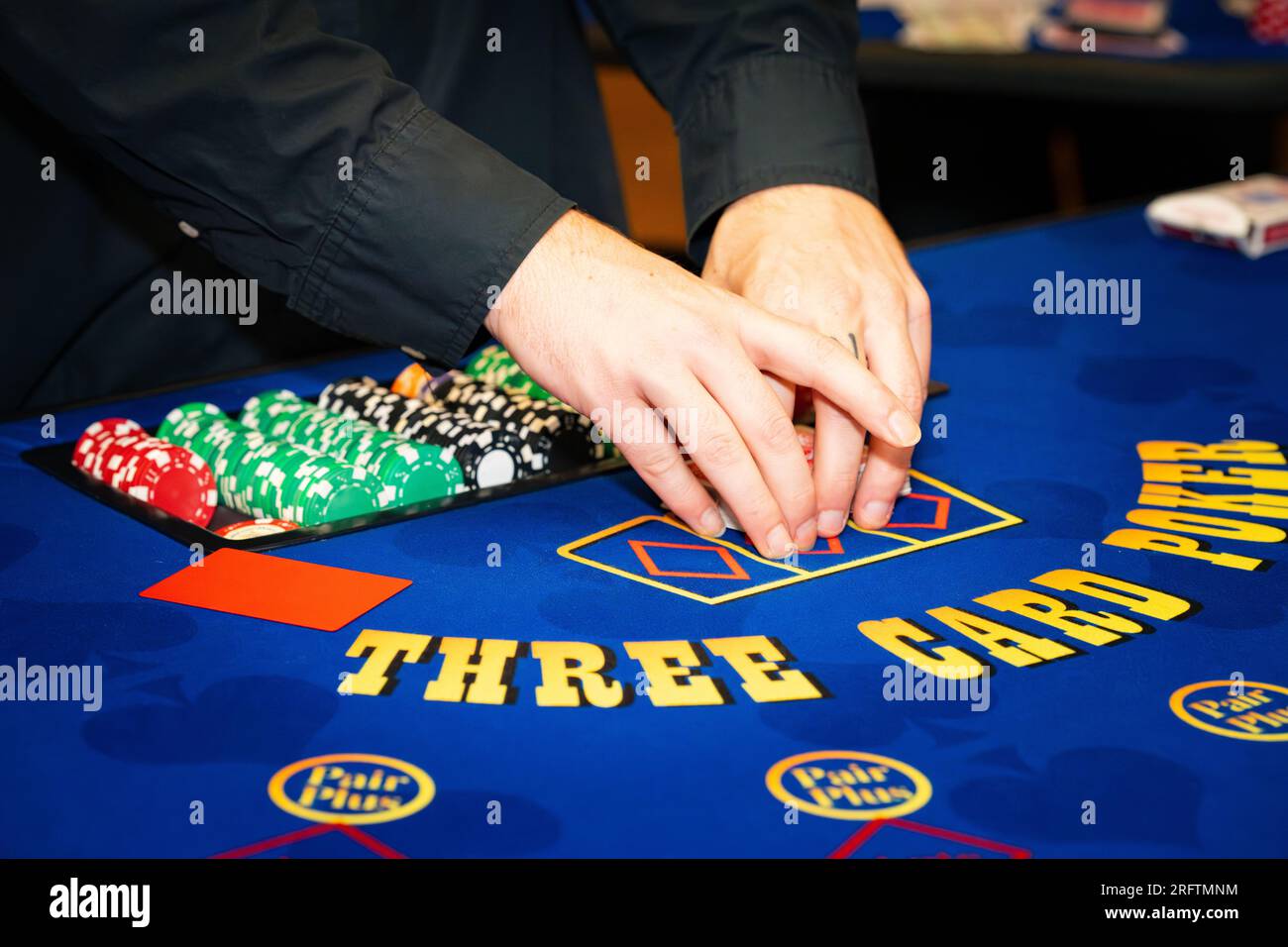 Les mains du croupier de table de poker se rapprochent Banque D'Images