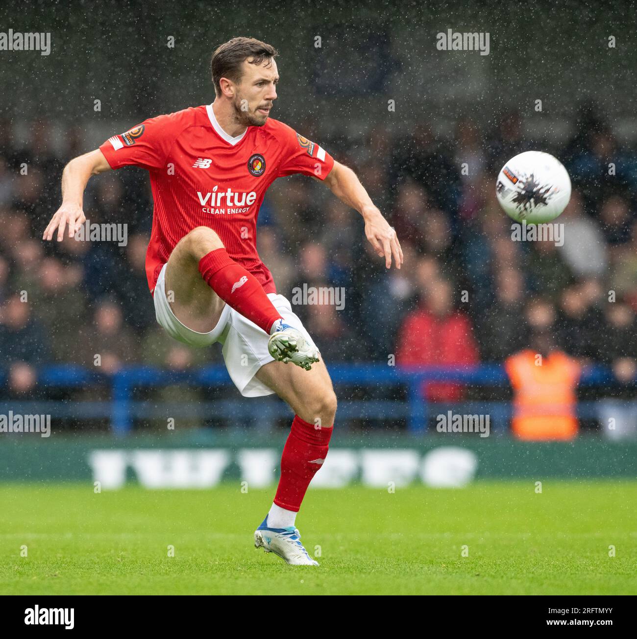 Rochdale, Greater Manchester, Angleterre, 5 août 2023. Greg Cundle, d’Ebbsfleet United, maîtrise le ballon lors de Rochdale AFC V Ebbsfleet United dans la Ligue nationale Vanarama à la Crown Oil Arena. (Image de crédit : ©Cody Froggatt/Alamy Live News) Banque D'Images