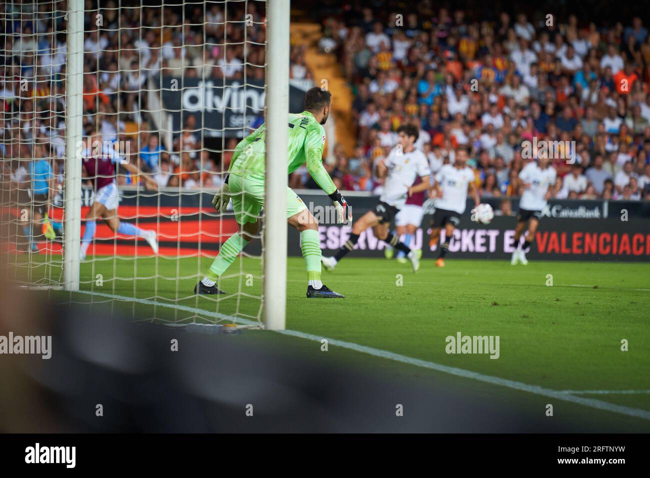 Giorgi Mamardashvili de Valencia CF en action lors de la PRÉ-saison régulière de la Liga EA Sport le 5 août 2023 au Stade Mestalla (Valencia, la Liga Banque D'Images