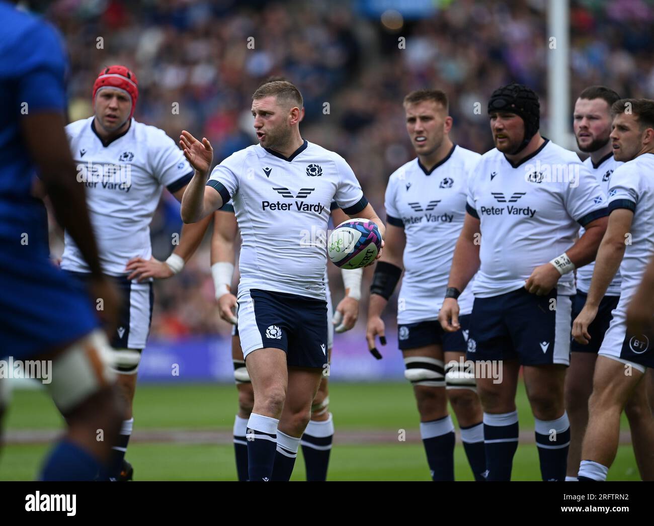 Scottish Gas Murrayfield.Édimbourg.Écosse, Royaume-Uni. 5 août 2023. Écosse v France. La célèbre Grouse Nations Series 2023. Le capitaine écossais Finn Russell donne des instructions aux joueurs. Crédit : eric mccowat/Alamy Live News Banque D'Images