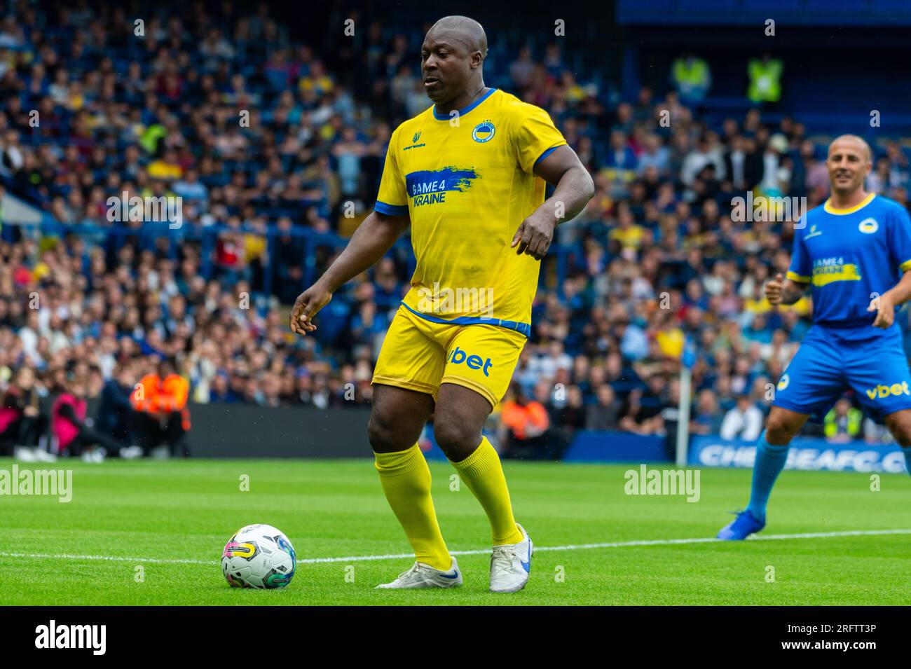 Londres, Royaume-Uni. 5 août 2023. Yakubu Ayegbeni sur le ballon lors du match de football caritatif de Game4Ukraine à Stamford Bridge, domicile du Chelsea FC, entre l’ancien attaquant de Chelsea Andriy Shevchenko (bleu) et l’actuel joueur d’Arsenal Oleksandr Zinchenko (jaune). Les fonds recueillis soutiendront l’initiative United24 du président ukrainien Volodymyr Zelensky visant à reconstruire des écoles endommagées par l’invasion russe dans toute l’Ukraine. Crédit : Stephen Chung / Alamy Live News Banque D'Images