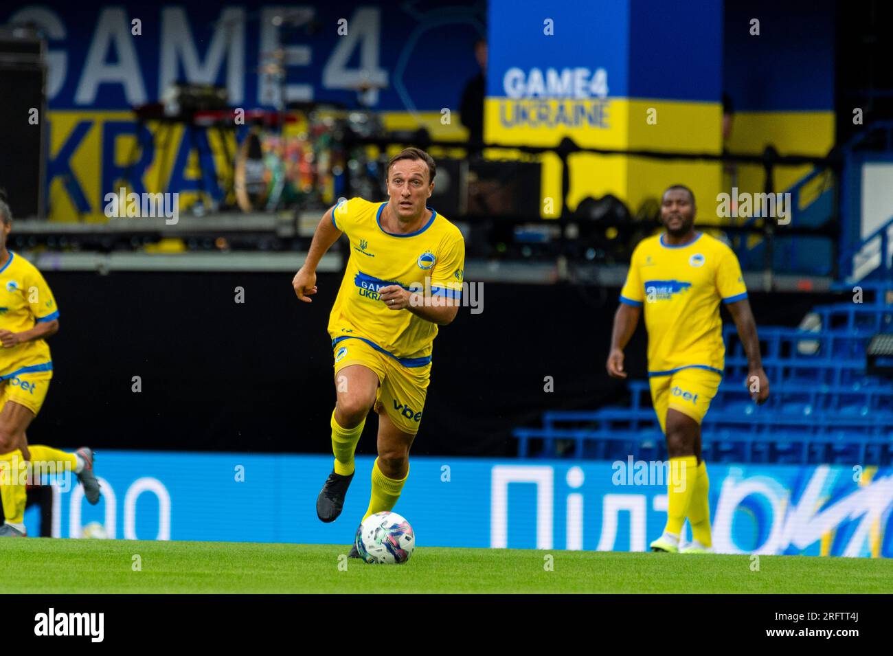 Londres, Royaume-Uni. 5 août 2023. Mark Noble sur le ballon lors du match de football caritatif de Game4Ukraine à Stamford Bridge, domicile du Chelsea FC, entre l’ancien attaquant de Chelsea Andriy Shevchenko (bleu) et l’actuel joueur complet d’Arsenal Oleksandr Zinchenko (jaune). Les fonds recueillis soutiendront l’initiative United24 du président ukrainien Volodymyr Zelensky visant à reconstruire des écoles endommagées par l’invasion russe dans toute l’Ukraine. Crédit : Stephen Chung / Alamy Live News Banque D'Images