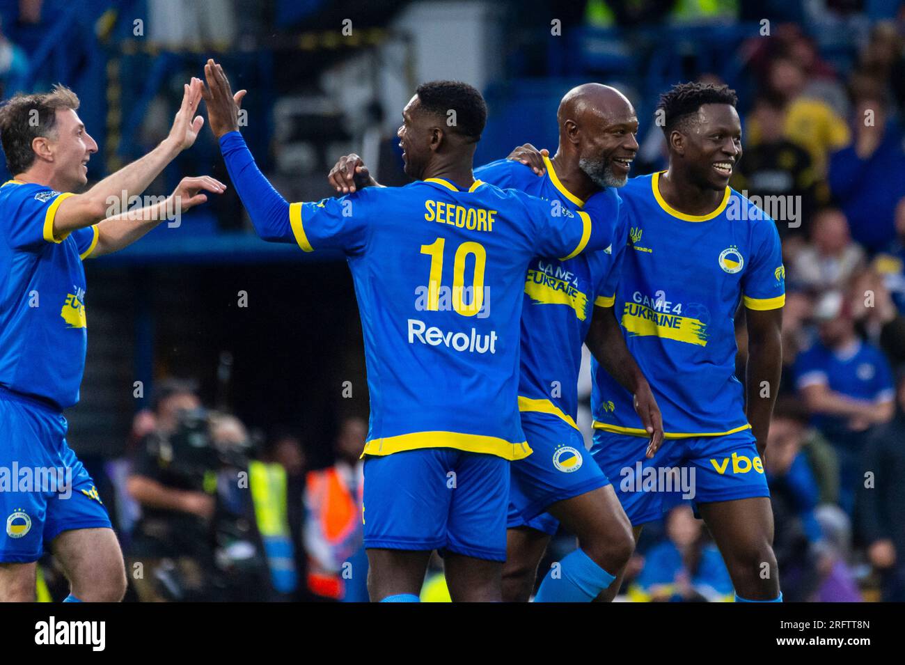 Londres, Royaume-Uni. 5 août 2023. (2R) William Gallas célèbre avoir marqué l’égaliseur pour le porter à 2-2 lors du match de football caritatif de Game4Ukraine à Stamford Bridge, domicile du Chelsea FC, entre l’ancien attaquant de Chelsea Andriy Shevchenko (bleu) et l’actuel full-back d’Arsenal Oleksandr Zinchenko (jaune). Les fonds recueillis soutiendront l’initiative United24 du président ukrainien Volodymyr Zelensky visant à reconstruire des écoles endommagées par l’invasion russe dans toute l’Ukraine. Crédit : Stephen Chung / Alamy Live News Banque D'Images