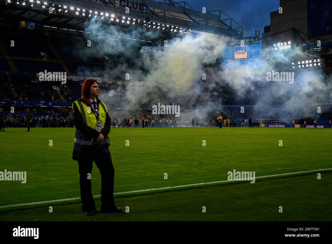 Londres, Royaume-Uni. 5 août 2023. Spectacle de fumée à la fin du match de football caritatif de Game4Ukraine à Stamford Bridge, domicile du Chelsea FC, entre l’ancien attaquant de Chelsea Andriy Shevchenko (bleu) et l’actuel joueur d’Arsenal Oleksandr Zinchenko (jaune). Les fonds recueillis soutiendront l’initiative United24 du président ukrainien Volodymyr Zelensky visant à reconstruire des écoles endommagées par l’invasion russe dans toute l’Ukraine. Crédit : Stephen Chung / Alamy Live News Banque D'Images