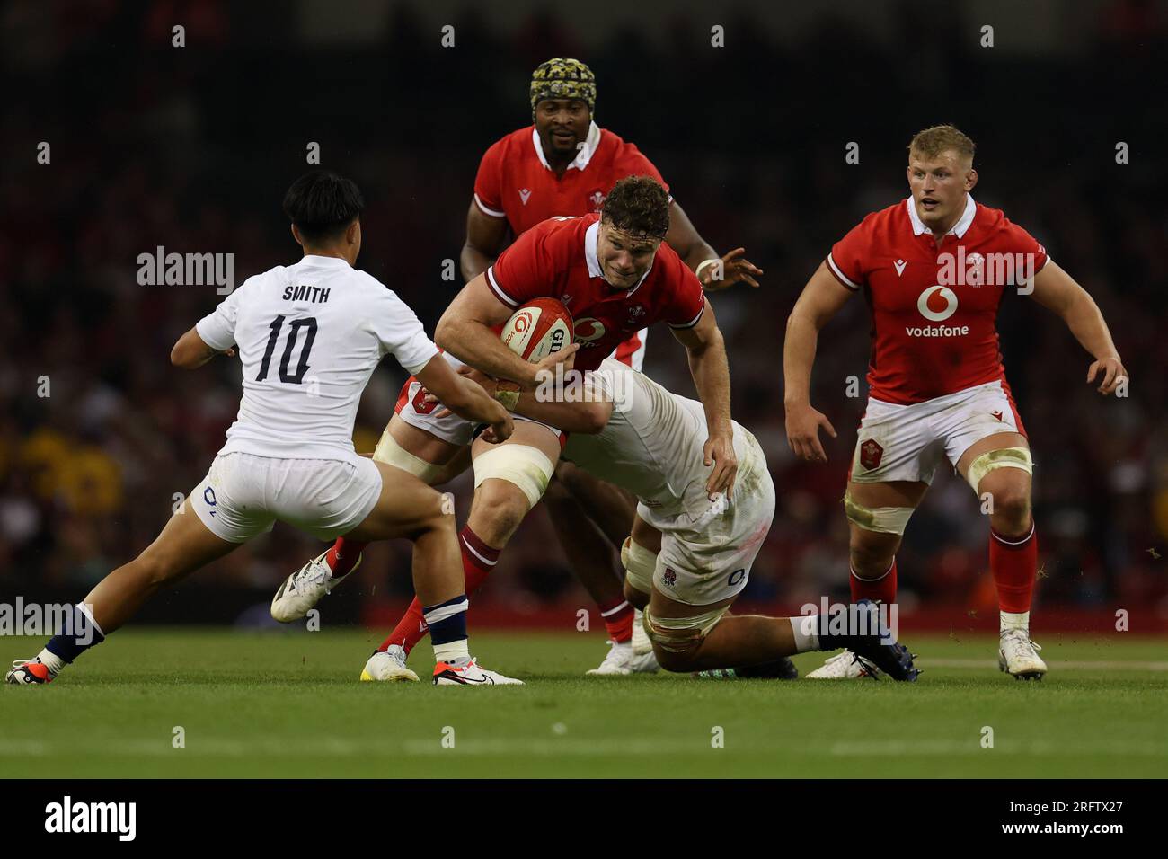 Cardiff, Royaume-Uni. 05 août 2023. Will Rowlands of Wales est abordé. Match Vodafone Summer Series 2023, pays de Galles contre Angleterre au Principality Stadium à Cardiff le samedi 5 août 2023. photo par Andrew Orchard/Andrew Orchard photographie sportive/Alamy Live News crédit : Andrew Orchard photographie sportive/Alamy Live News Banque D'Images
