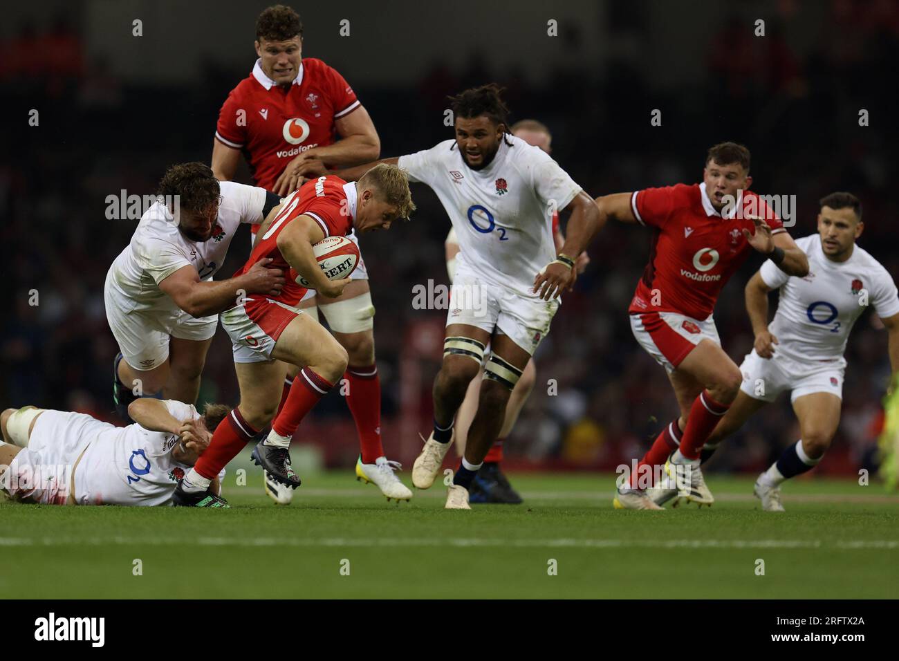 Cardiff, Royaume-Uni. 05 août 2023. Sam Costelow du pays de Galles est attaqué. Match Vodafone Summer Series 2023, pays de Galles contre Angleterre au Principality Stadium à Cardiff le samedi 5 août 2023. photo par Andrew Orchard/Andrew Orchard photographie sportive/Alamy Live News crédit : Andrew Orchard photographie sportive/Alamy Live News Banque D'Images