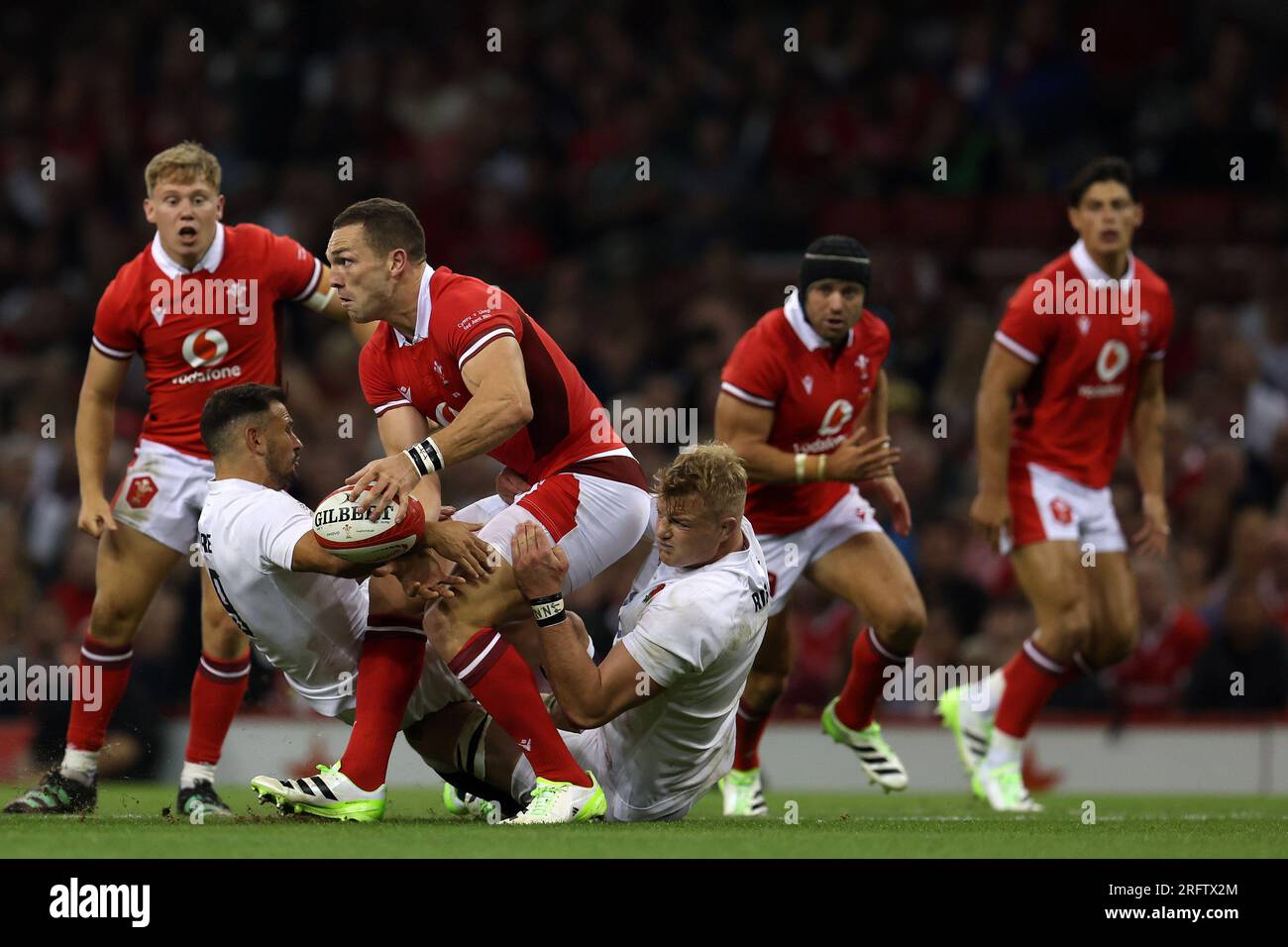 Cardiff, Royaume-Uni. 05 août 2023. George North of Wales est attaqué. Match Vodafone Summer Series 2023, pays de Galles contre Angleterre au Principality Stadium à Cardiff le samedi 5 août 2023. photo par Andrew Orchard/Andrew Orchard photographie sportive/Alamy Live News crédit : Andrew Orchard photographie sportive/Alamy Live News Banque D'Images