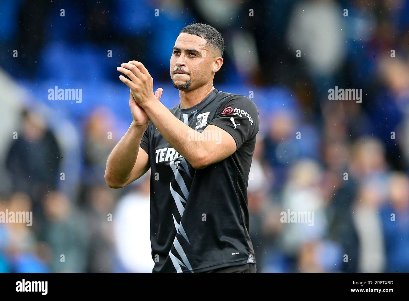 Birkenhead, Royaume-Uni. 05 août 2023. Courtney Duffus de Barrow montre son appréciation aux fans à la fin du match. EFL Skybet football League Two Match, Tranmere Rovers contre Barrow AFC à Prenton Park, Birkenhead, Wirral le samedi 5 août 2023. Cette image ne peut être utilisée qu'à des fins éditoriales. Usage éditorial uniquement, .pic par Chris Stading/ crédit : Andrew Orchard photographie sportive/Alamy Live News Banque D'Images