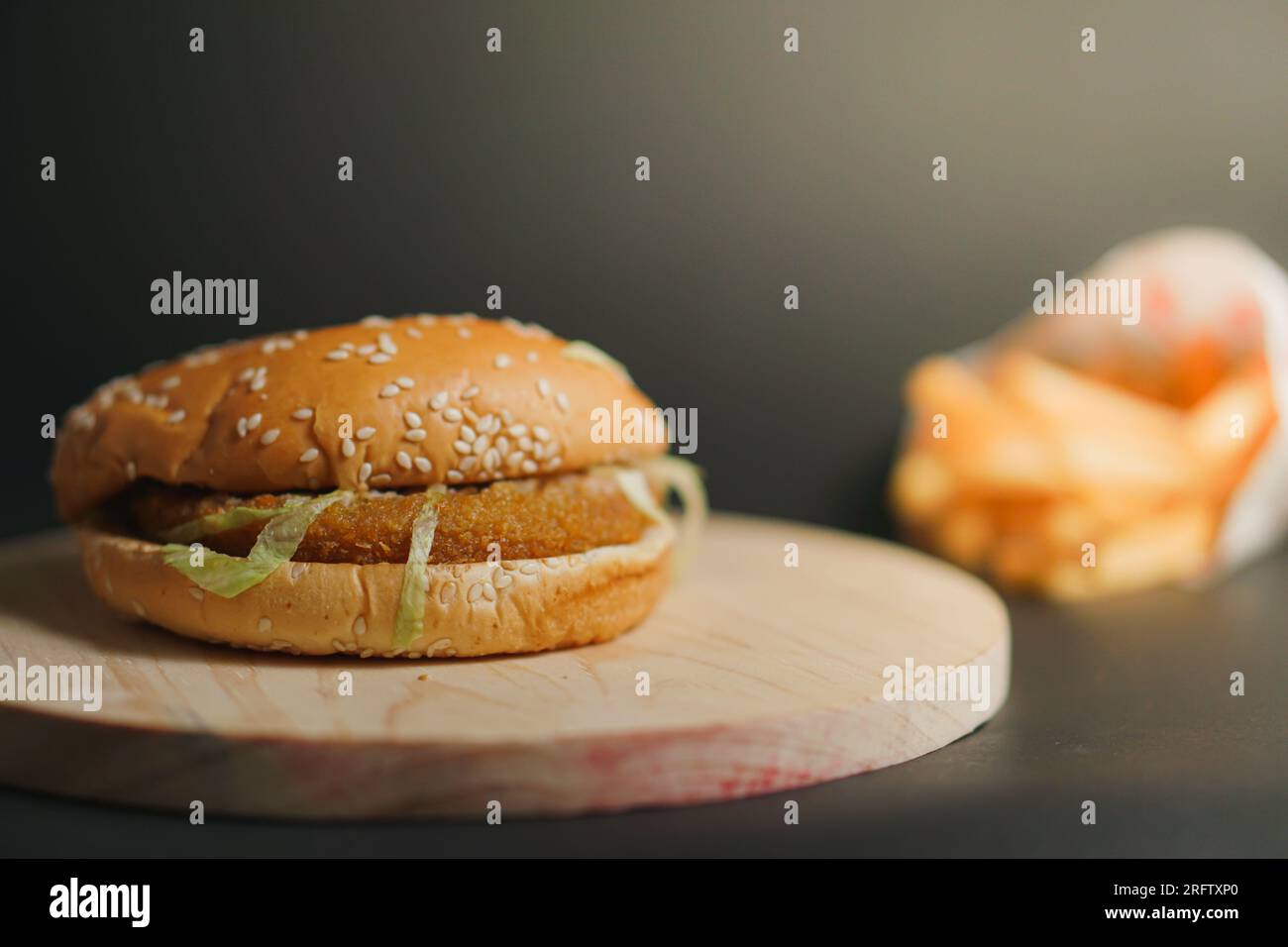 Hamburgers de poulet sur plaque en bois Banque D'Images