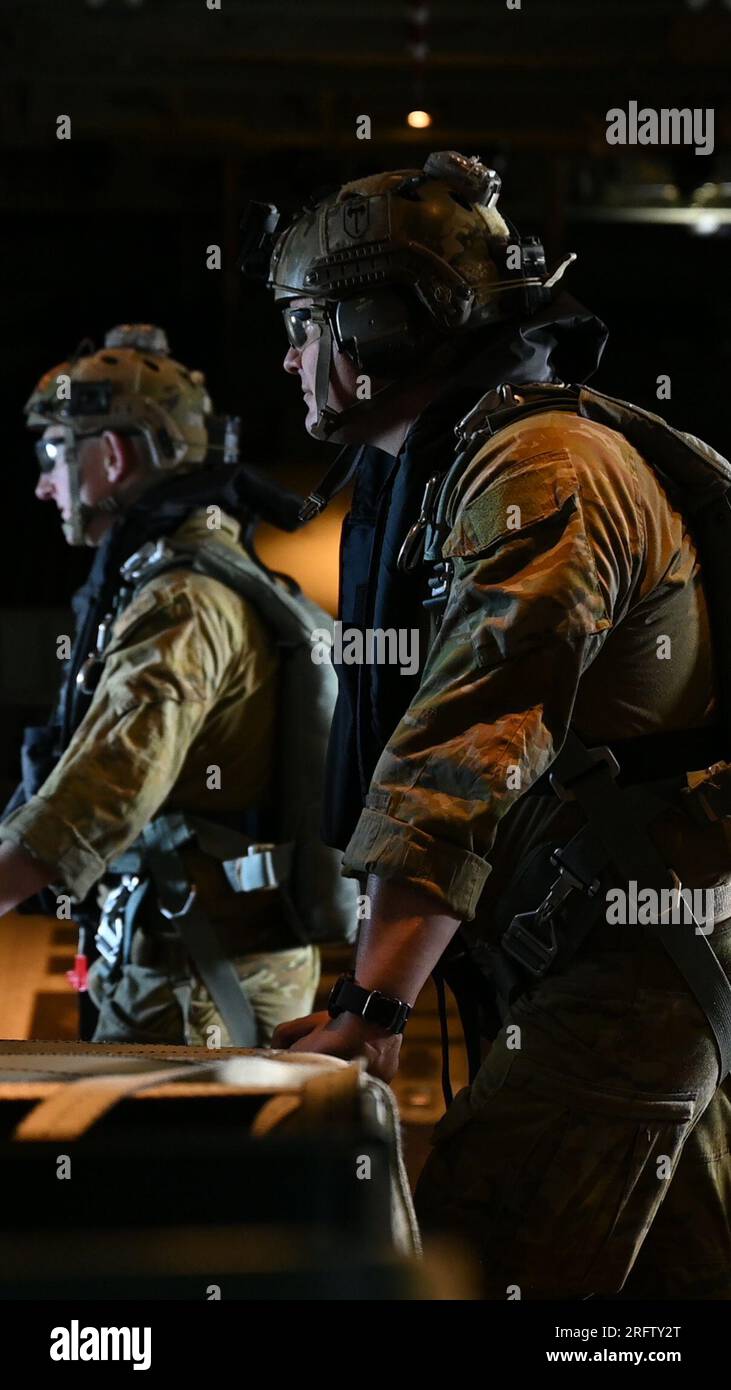 Les ingénieurs des forces spéciales de l'Australian Army Special Operations Engineer Regiment se préparent pour des sauts de ligne statiques lors du Talisman Sabre 23 au-dessus de l'île Norfolk, en Australie, le 31 juillet 2023. Talisman Sabre est le plus grand exercice militaire bilatéral entre l'Australie et les États-Unis qui fait progresser un Indo-Pacifique libre et ouvert en renforçant les relations et l'interopérabilité entre les principaux alliés et en améliorant nos capacités collectives à répondre à un large éventail de préoccupations potentielles en matière de sécurité. (ÉTATS-UNIS Photo de l'Air Force par l'aviateur principal Alexcia Givens) Banque D'Images