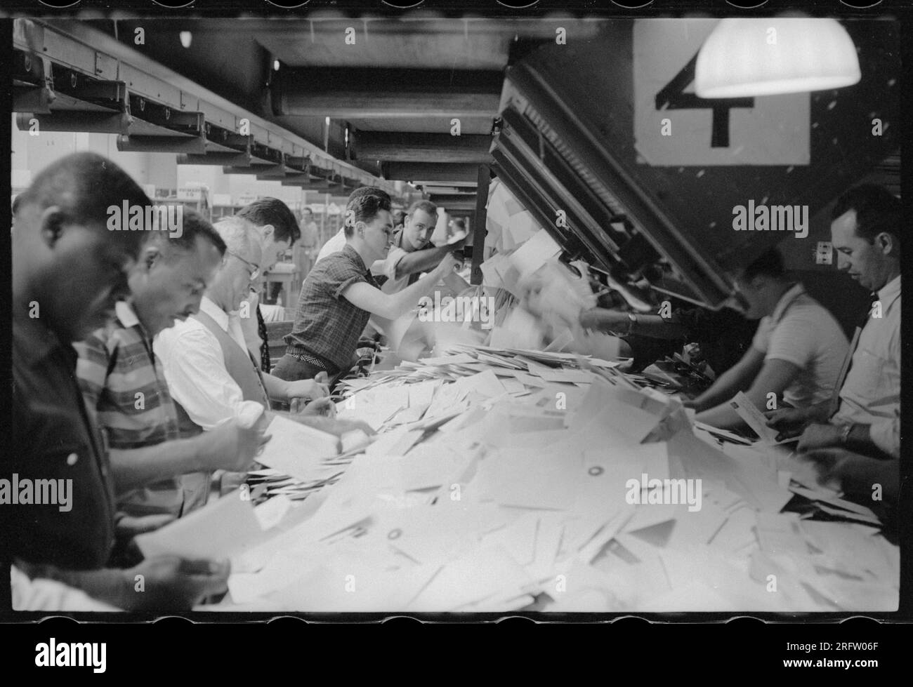 Travailleurs triant le courrier au bureau de poste des États-Unis à New York, NY en 1957. Banque D'Images