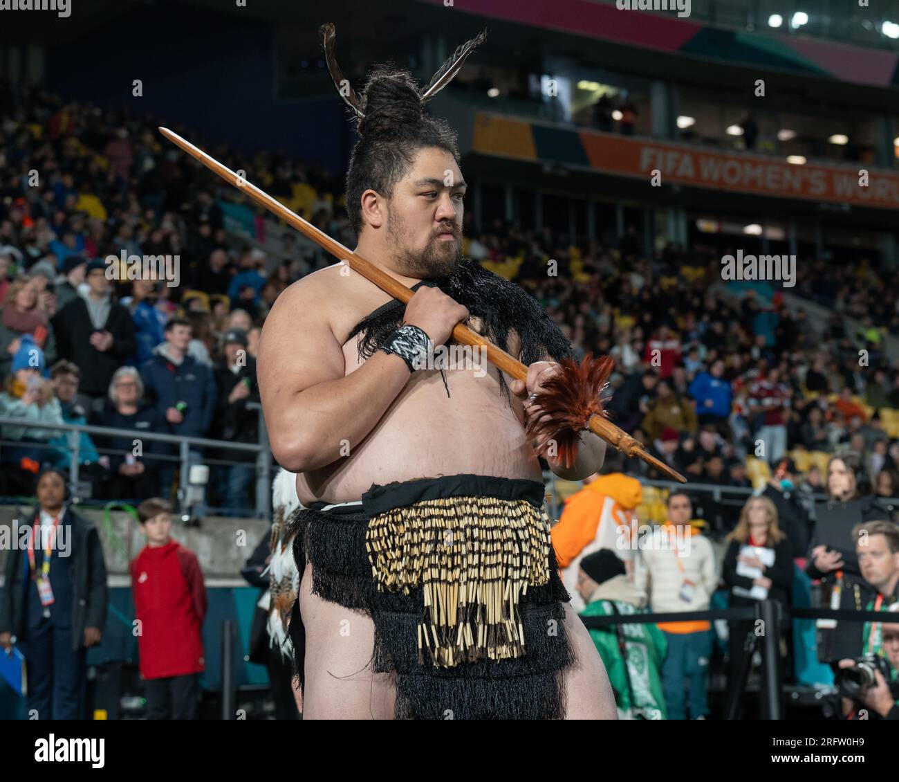 Wellington, Nouvelle-Zélande. 5 août 2023. Māori guerrier tenant taiaha sort du tunnel d'entrée du joueur pour commencer la cérémonie traditionnelle d'accueil. Pré-match au Wellington Regional Stadium. Japon vs Norvège. Coupe du monde féminine de la FIFA, Australie et Nouvelle-Zélande. Ronde de 16. Wellington. Nouvelle-Zélande. (Joe SERCI/SPP) crédit : SPP Sport Press photo. /Alamy Live News Banque D'Images