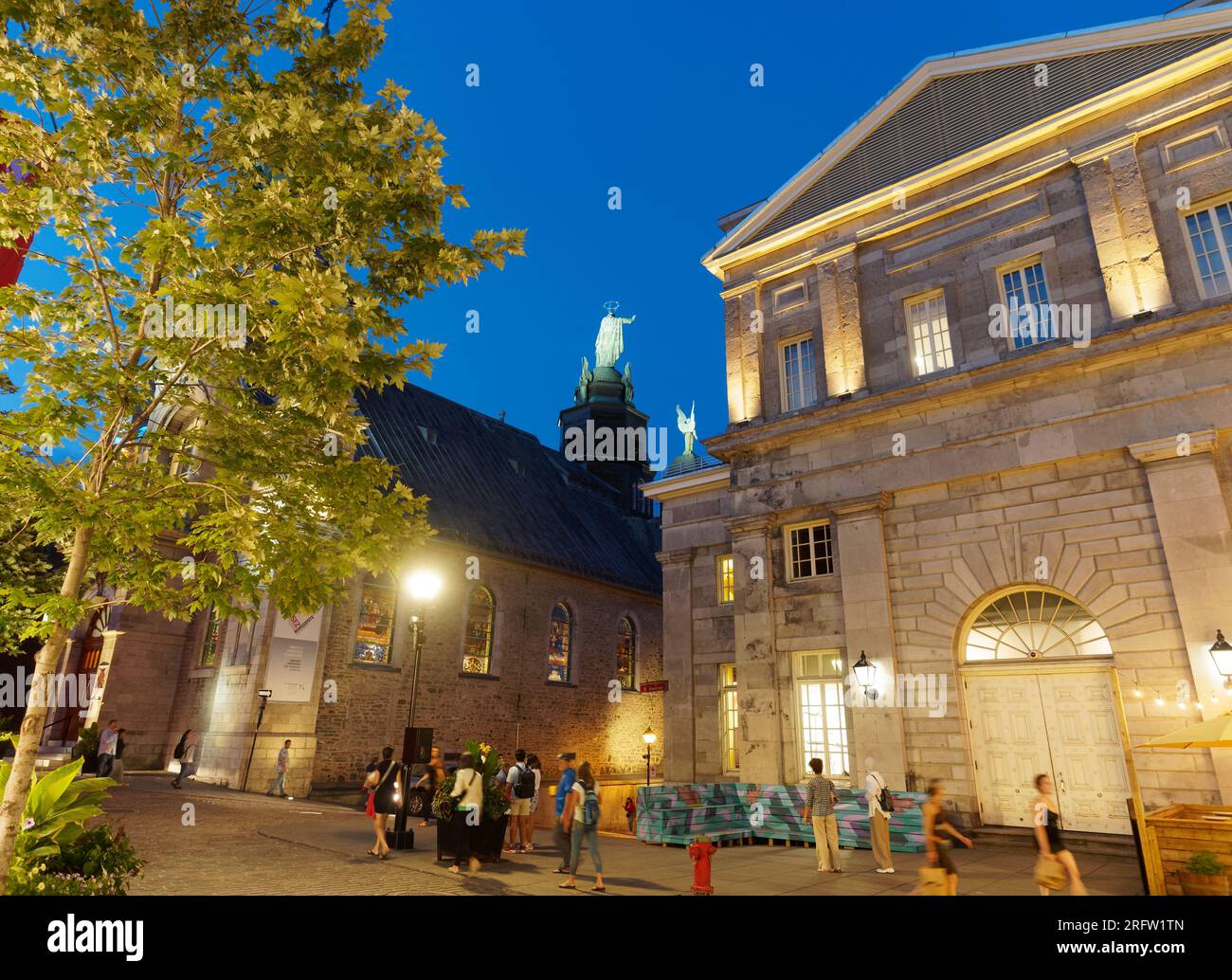 Rue Saint-Paul est dans le Vieux-Montréal, coin du marché Bonsecours et la chapelle notre-Dame-de-bon-secours en arrière-plan. Montréal, Québec, CAN Banque D'Images